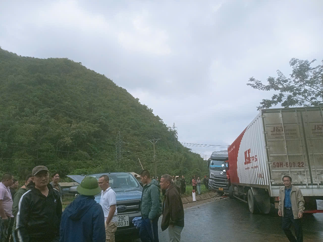 Tai nạn li&ecirc;n ho&agrave;n tr&ecirc;n QL6 qua Sơn La, 2 người bị thương- Ảnh 2.