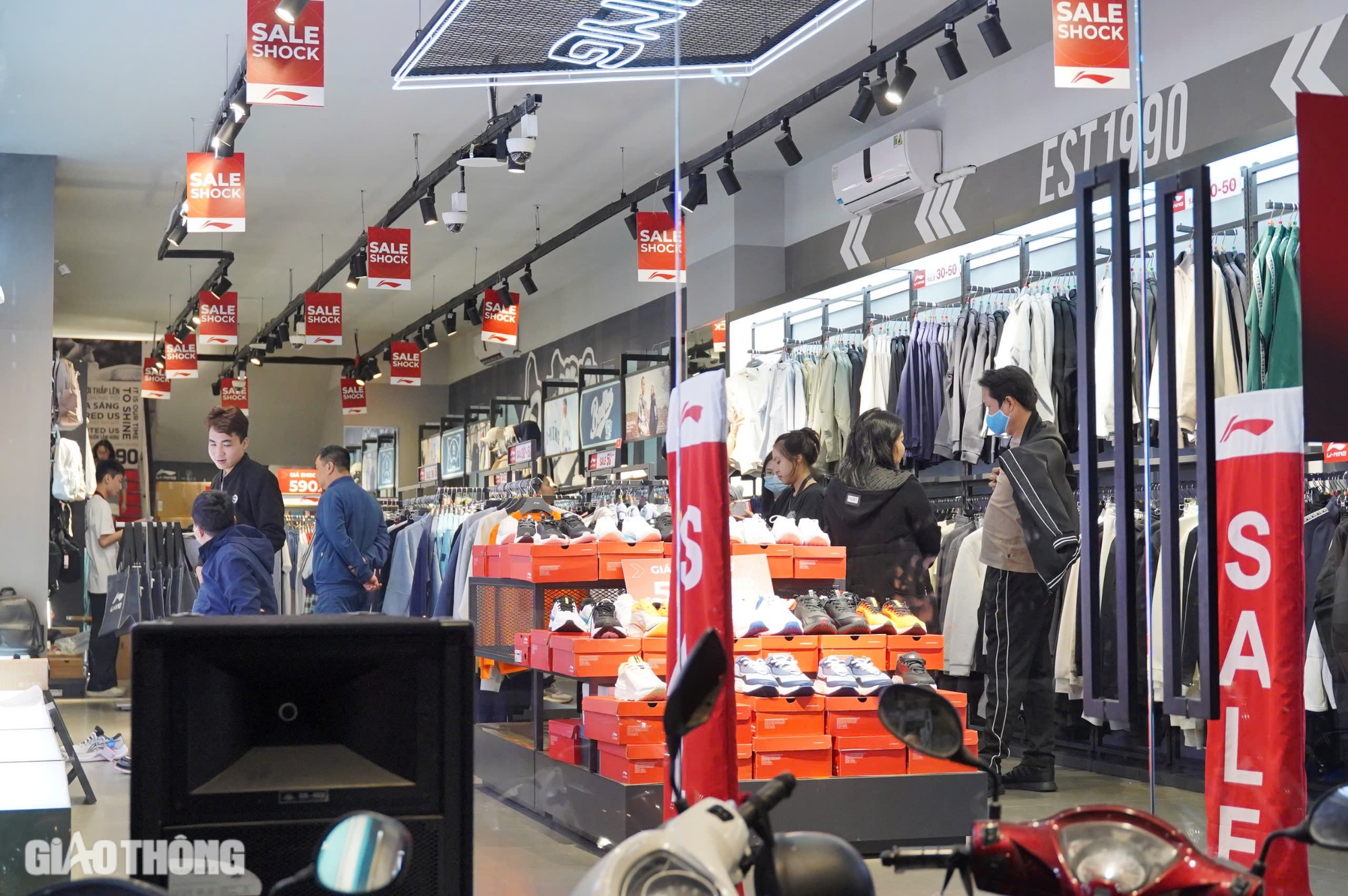 Gi&oacute; lạnh tr&agrave;n về, người H&agrave; Nội đi săn h&agrave;ng Black Friday sớm- Ảnh 3.