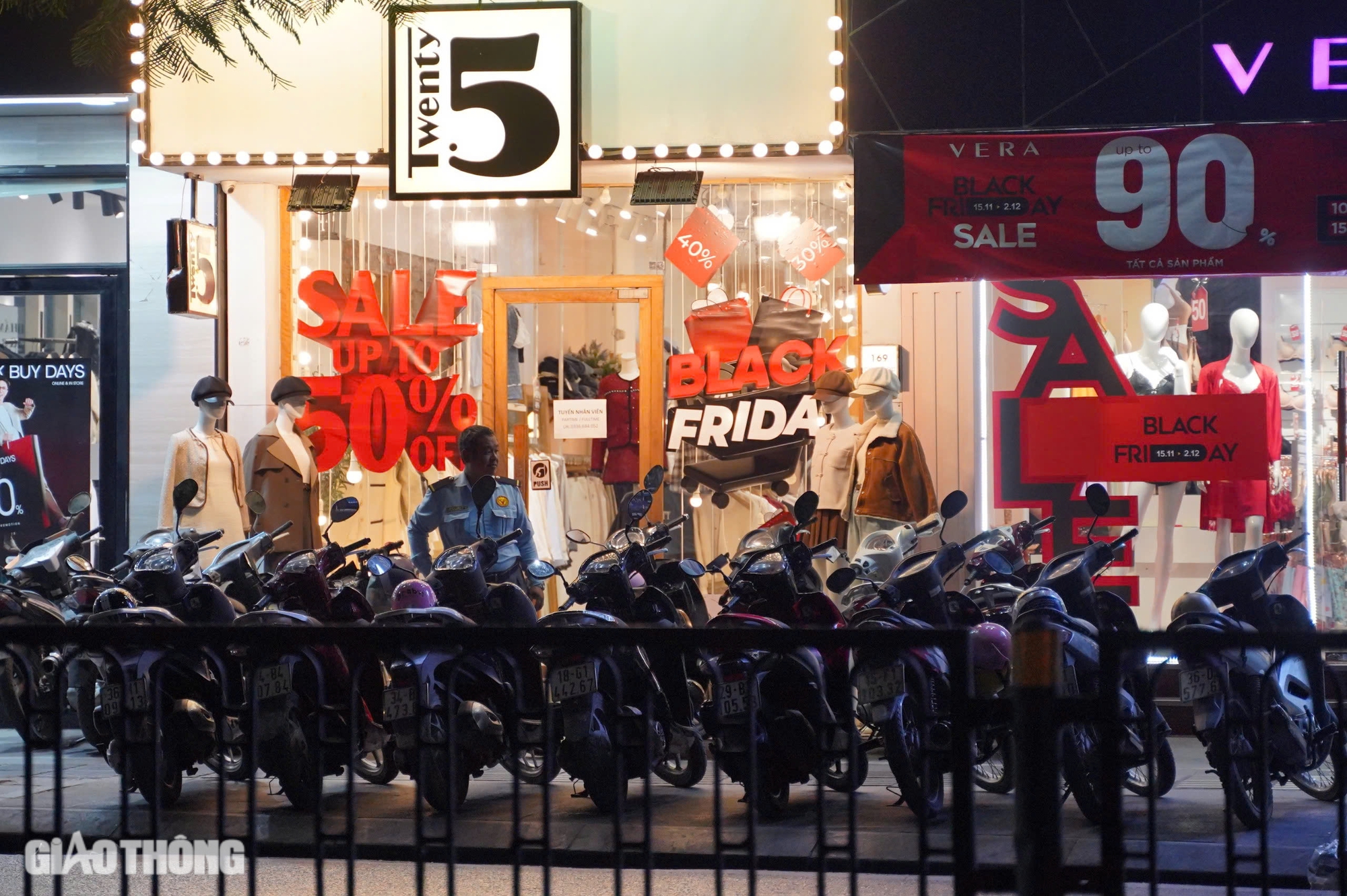 Gi&oacute; lạnh tr&agrave;n về, người H&agrave; Nội đi săn h&agrave;ng Black Friday sớm- Ảnh 1.