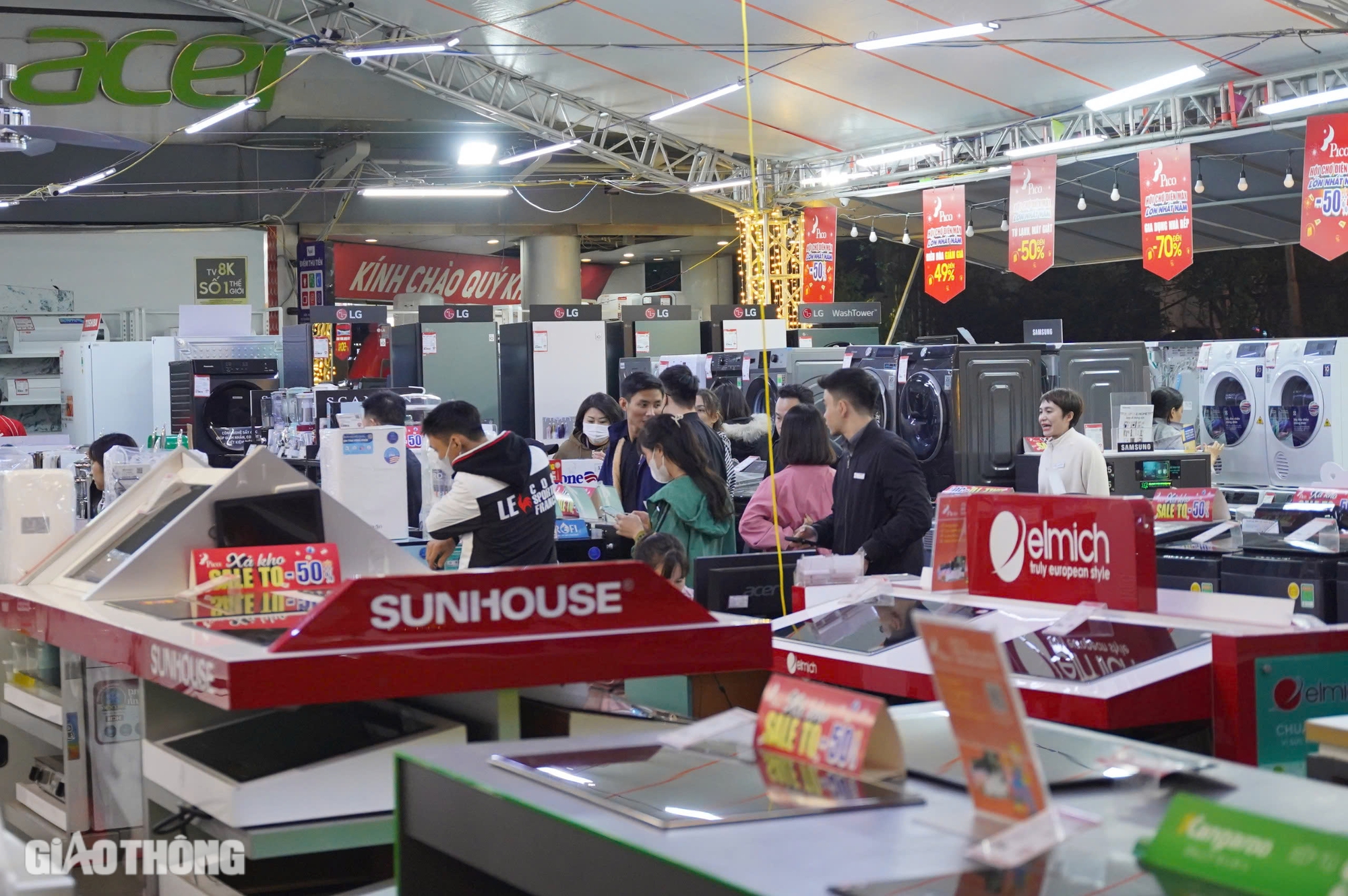 Gi&oacute; lạnh tr&agrave;n về, người H&agrave; Nội đi săn h&agrave;ng Black Friday sớm- Ảnh 6.