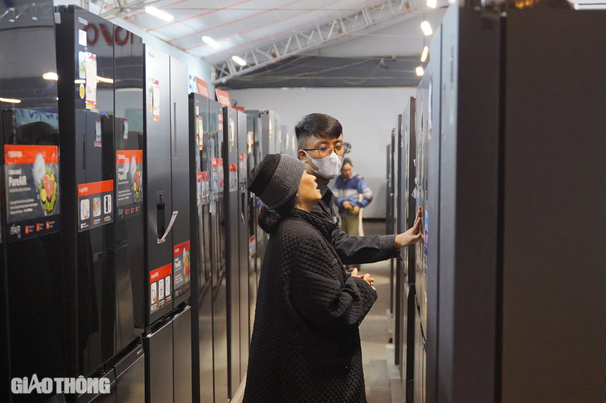 Gi&oacute; lạnh tr&agrave;n về, người H&agrave; Nội đi săn h&agrave;ng Black Friday sớm- Ảnh 7.