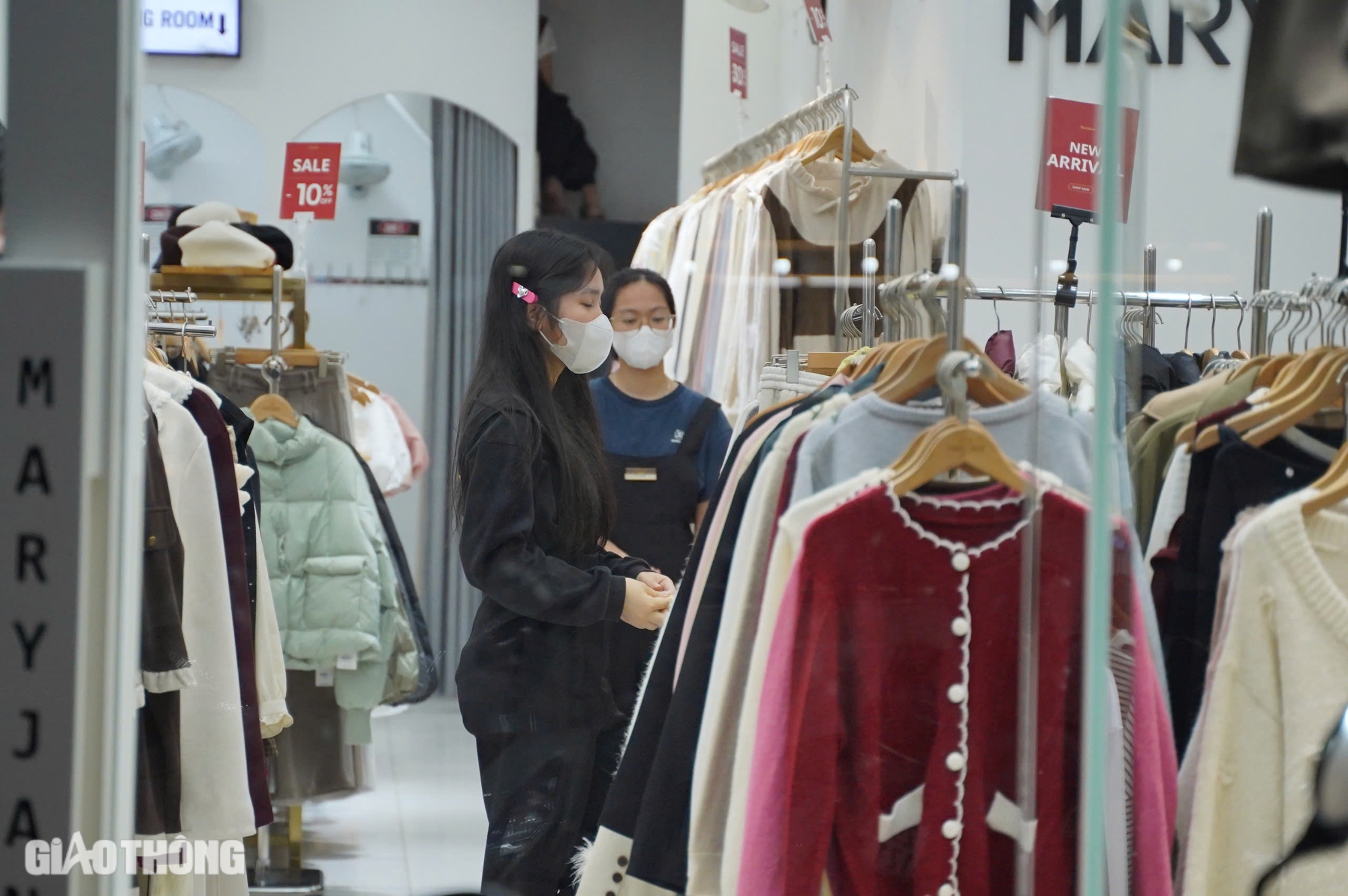 Gi&oacute; lạnh tr&agrave;n về, người H&agrave; Nội đi săn h&agrave;ng Black Friday sớm- Ảnh 5.