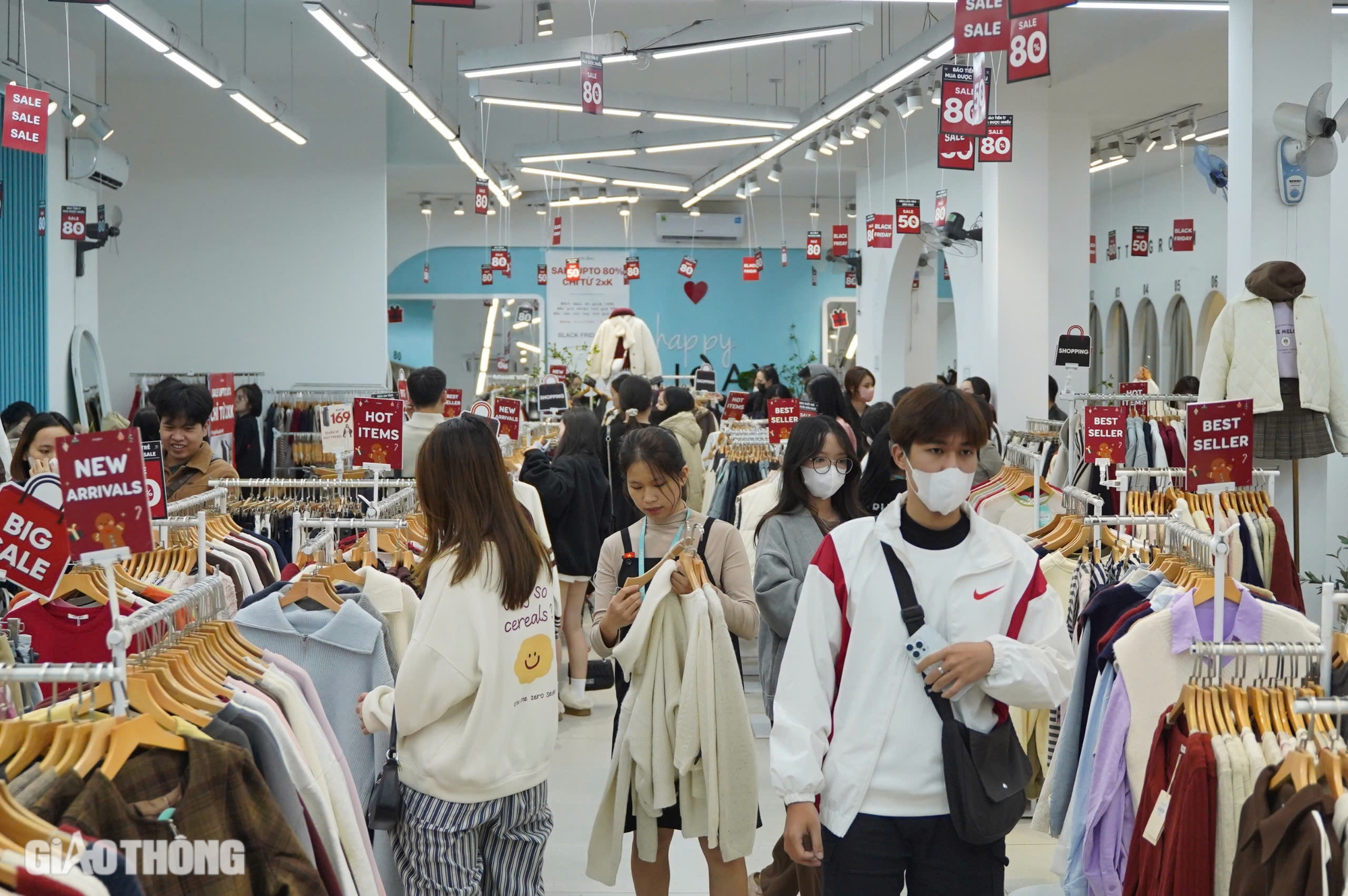 Gi&oacute; lạnh tr&agrave;n về, người H&agrave; Nội đi săn h&agrave;ng Black Friday sớm- Ảnh 2.