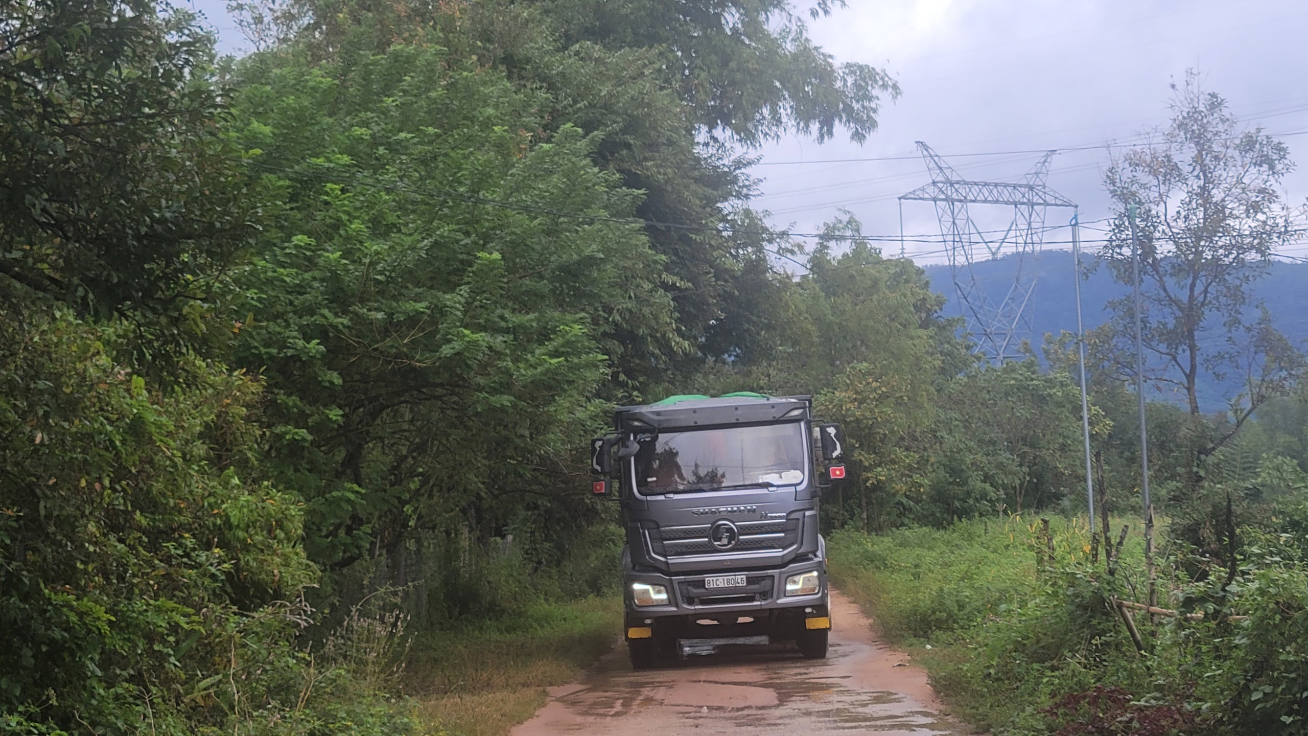 Kon Tum: X&atilde; du di để xe chở c&aacute;t ph&aacute; đường d&acirc;n sinh- Ảnh 1.