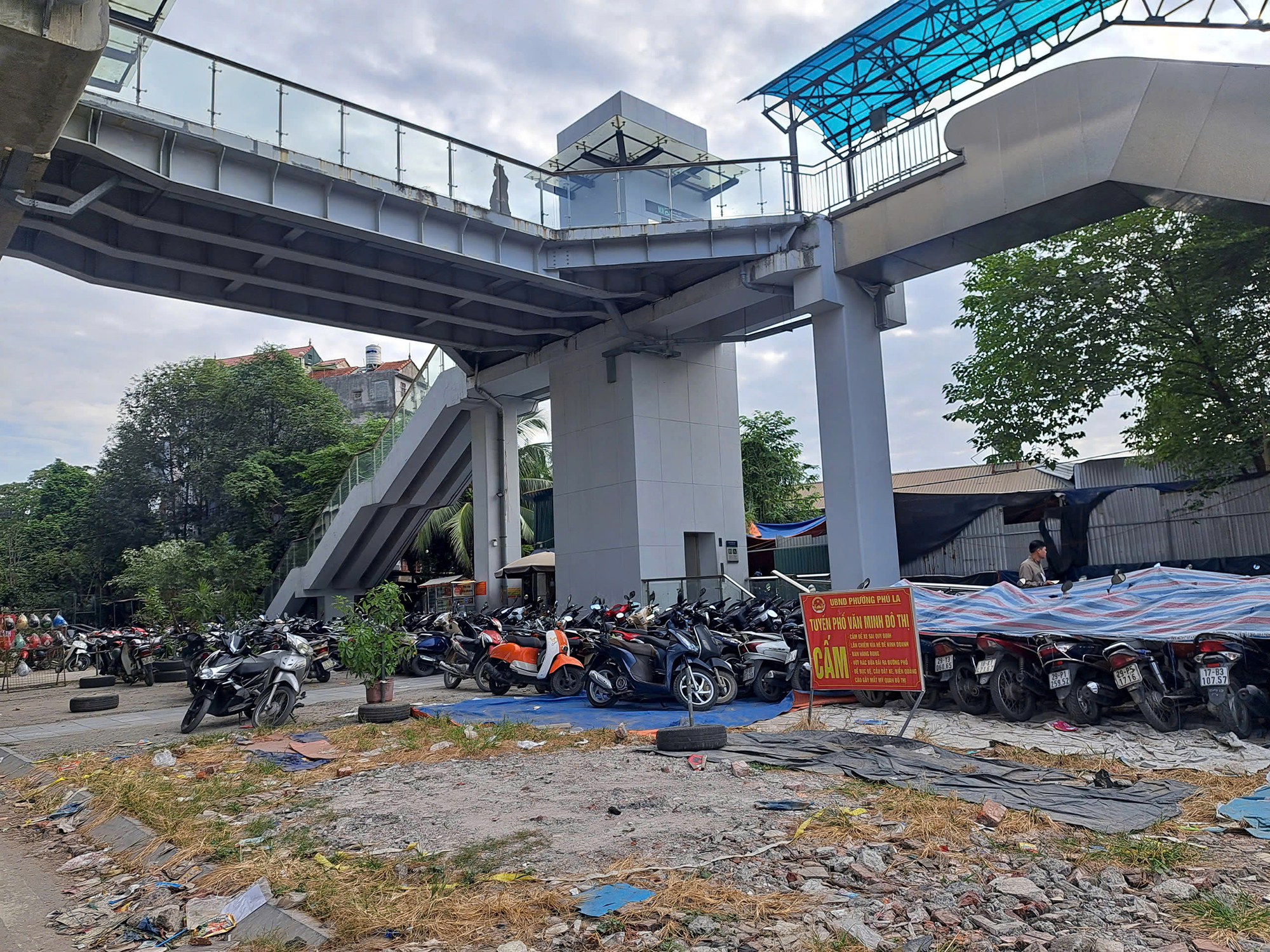 H&agrave; Nội: B&atilde;i xe tự ph&aacute;t bủa v&acirc;y ga metro- Ảnh 1.