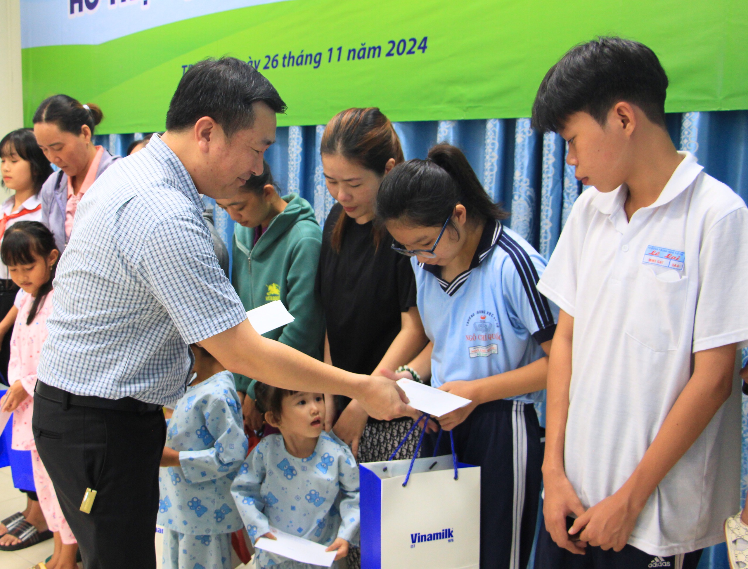 &Ocirc;ng Đỗ Thanh Tuấn, đại diện Vinamilk, trao hỗ trợ v&agrave; c&aacute;c m&oacute;n qu&agrave; đến c&aacute;c bệnh nhi tại chương tr&igrave;nh "Cứu trẻ em bị bệnh tim bẩm sinh" năm 2025