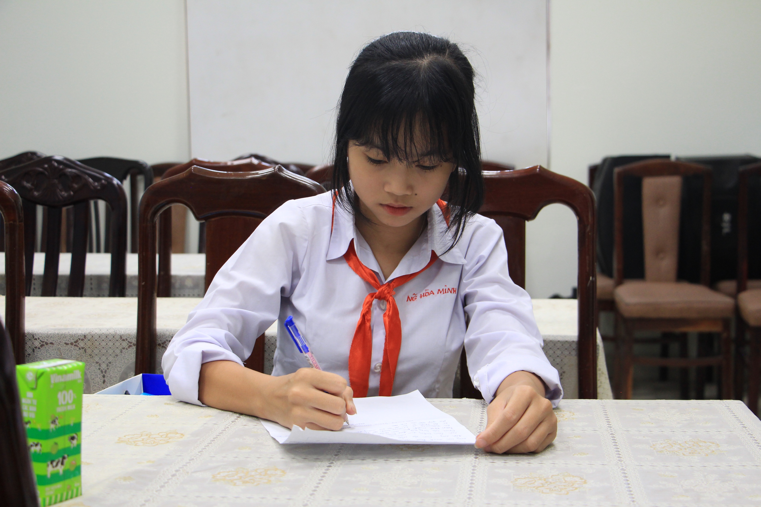Em Nguyễn H&ograve;a Minh &ndash; một trong những bệnh nhi vừa phẫu thuật th&agrave;nh c&ocirc;ng từ kinh ph&iacute; hỗ trợ của chương tr&igrave;nh. Em Nguyễn H&ograve;a Minh c&ugrave;ng với cha vui mừng cho biết sức khỏe của em đ&atilde; tốt l&ecirc;n sau khi được phẫu thuật.