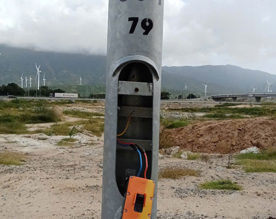 Kẻ trộm cắt 1.282m c&aacute;p điện chiếu s&aacute;ng tr&ecirc;n cao tốc Cam L&acirc;m - Vĩnh Hảo- Ảnh 2.