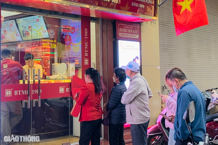 Gi&aacute; v&agrave;ng tiếp tục lao dốc mạnh, người d&acirc;n thấp thỏm lo &acirc;u- Ảnh 1.