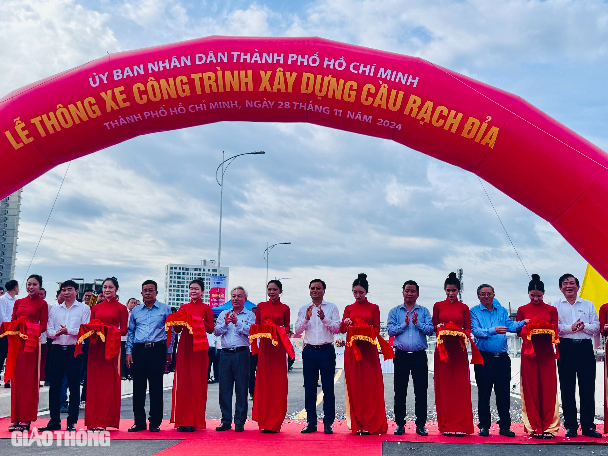 Thông xe cầu Rạch Đỉa, giải tỏa ùn tắc cửa ngõ phía nam TP.HCM- Ảnh 18. Thông xe cầu Rạch Đỉa, giải tỏa ùn tắc cửa ngõ phía nam TP.HCM- Ảnh 18.