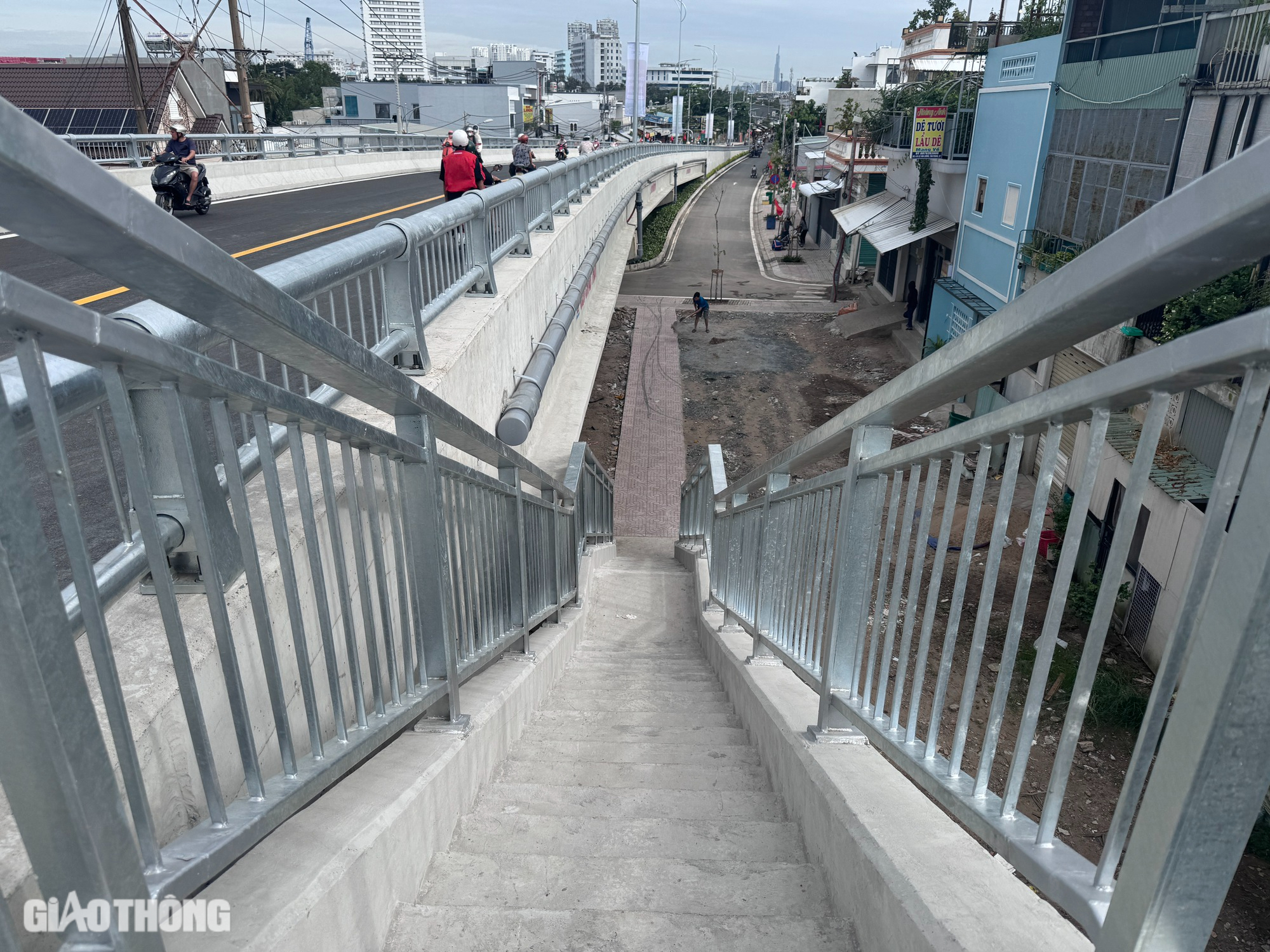 Thông xe cầu Rạch Đỉa, giải tỏa ùn tắc cửa ngõ phía nam TP.HCM- Ảnh 13. Thông xe cầu Rạch Đỉa, giải tỏa ùn tắc cửa ngõ phía nam TP.HCM- Ảnh 13.