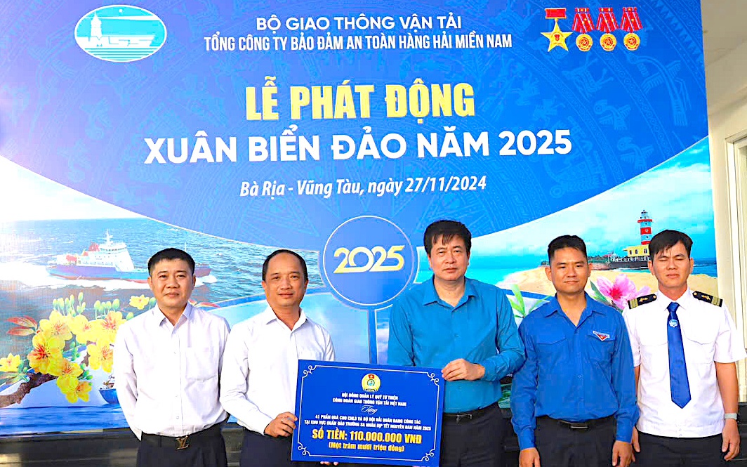 Khai mạc Hội thao Cụm Văn hóa Thể thao số 2 ngành GTVT- Ảnh 3. Công đoàn GTVT trao quà Tết sớm đến người lao động hàng hải