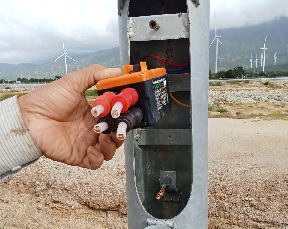 Kẻ trộm cắt 1.282m c&aacute;p điện chiếu s&aacute;ng tr&ecirc;n cao tốc Cam L&acirc;m - Vĩnh Hảo- Ảnh 1.