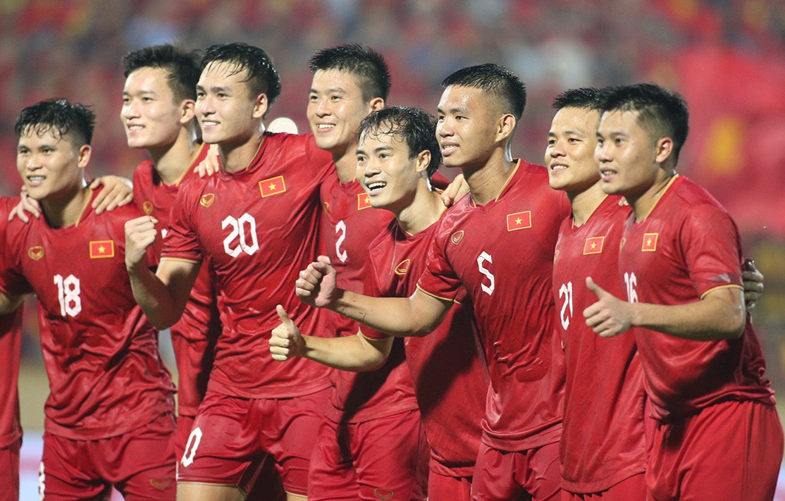 Kh&ocirc;ng ra s&acirc;n, tuyển Việt Nam bất ngờ nhảy vọt tr&ecirc;n bảng xếp hạng FIFA- Ảnh 1.
