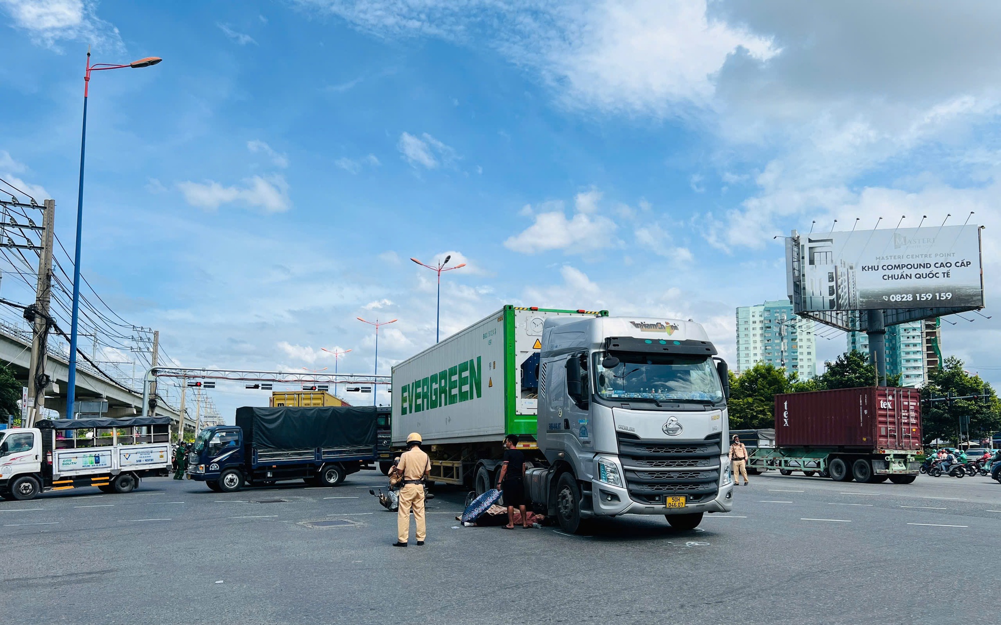 Va chạm với xe container, c&ocirc; g&aacute;i bị cuốn v&agrave;o gầm xe, nguy kịch