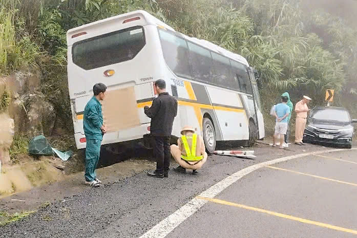Xe chở khách du lịch nước ngoài đổ đèo mất phanh, tài xế phải đâm vào cạnh vách núi- Ảnh 1. Xe chở khách du lịch nước ngoài đổ đèo mất phanh, tài xế phải đâm vào cạnh vách núi- Ảnh 1.