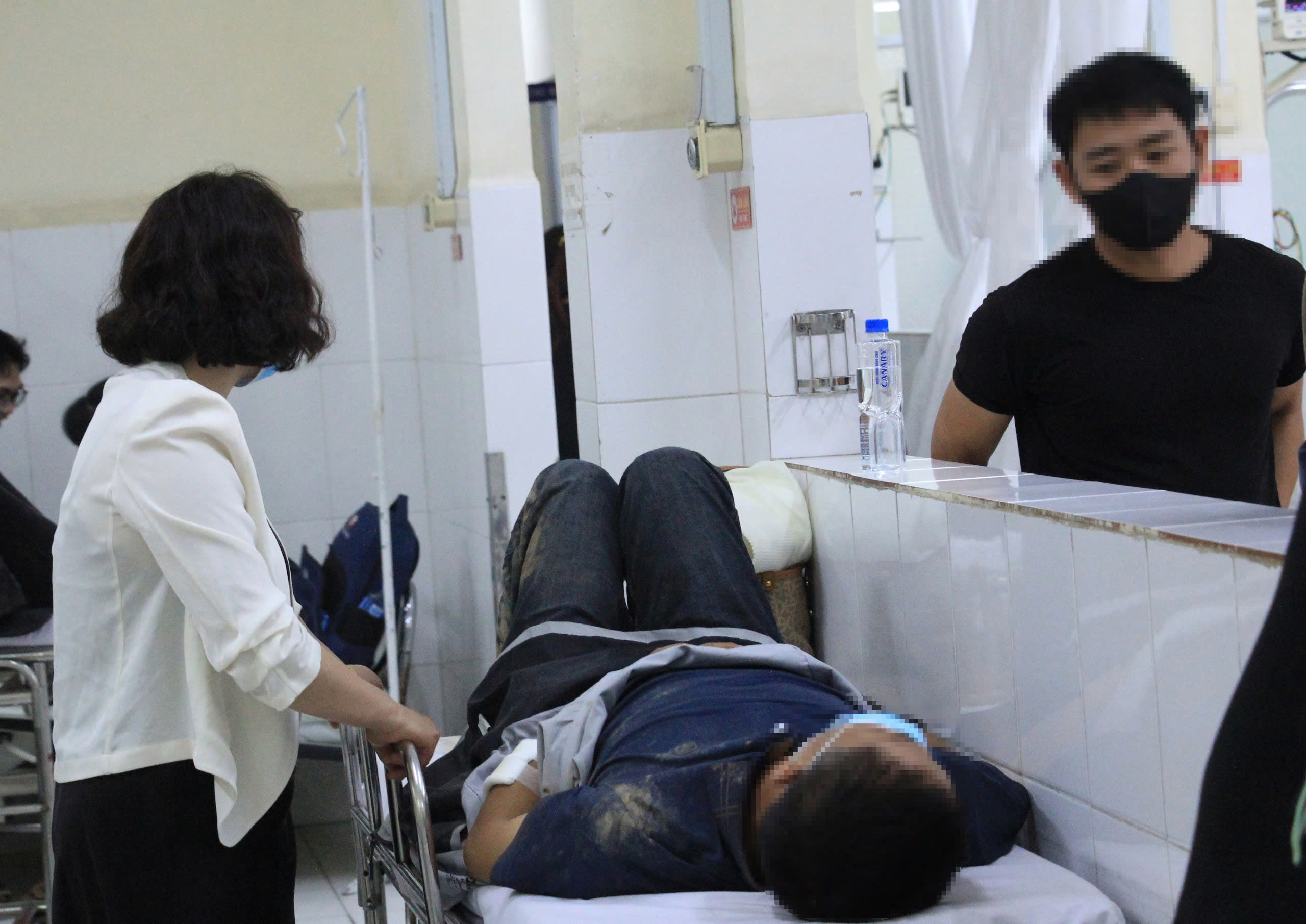 Xe chở khách du lịch nước ngoài đổ đèo mất phanh, tài xế phải đâm vào cạnh vách núi- Ảnh 2. Xe chở khách du lịch nước ngoài đổ đèo mất phanh, tài xế phải đâm vào cạnh vách núi- Ảnh 2.