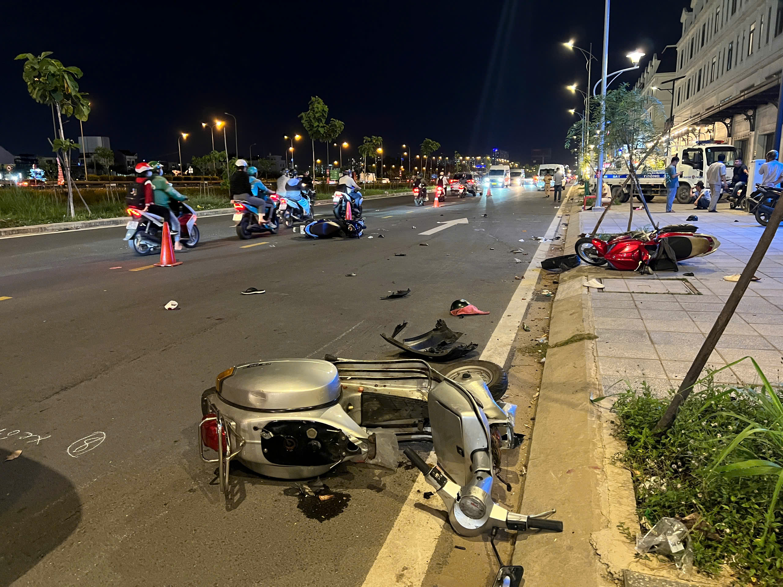 Ô tô 7 chỗ tông xe khách cùng nhiều xe máy, 4 người nhập viện- Ảnh 2. Ô tô 7 chỗ tông xe khách cùng nhiều xe máy, 4 người nhập viện- Ảnh 2.