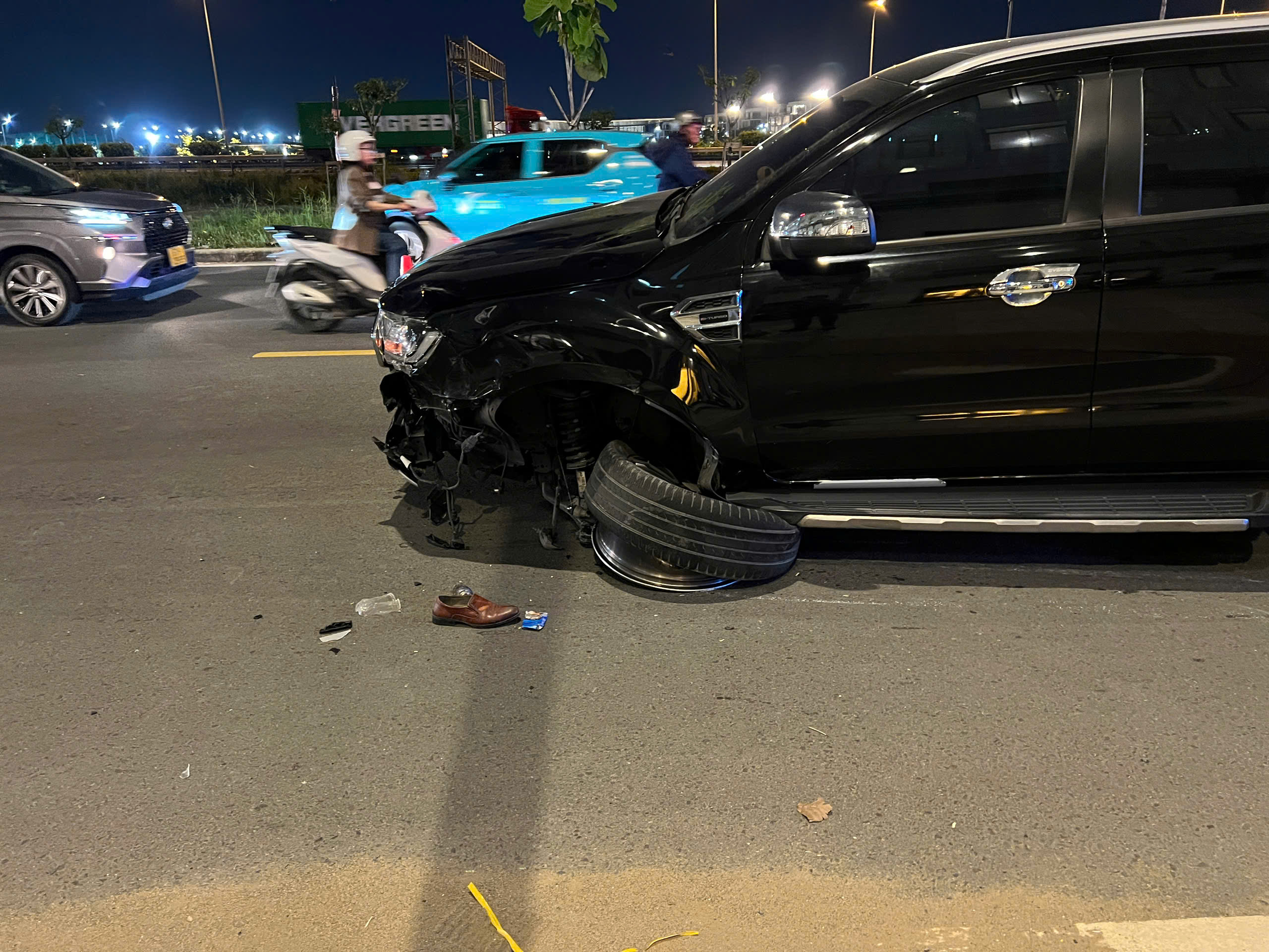 Ô tô 7 chỗ tông xe khách cùng nhiều xe máy, 4 người nhập viện- Ảnh 3. Ô tô 7 chỗ tông xe khách cùng nhiều xe máy, 4 người nhập viện- Ảnh 3.
