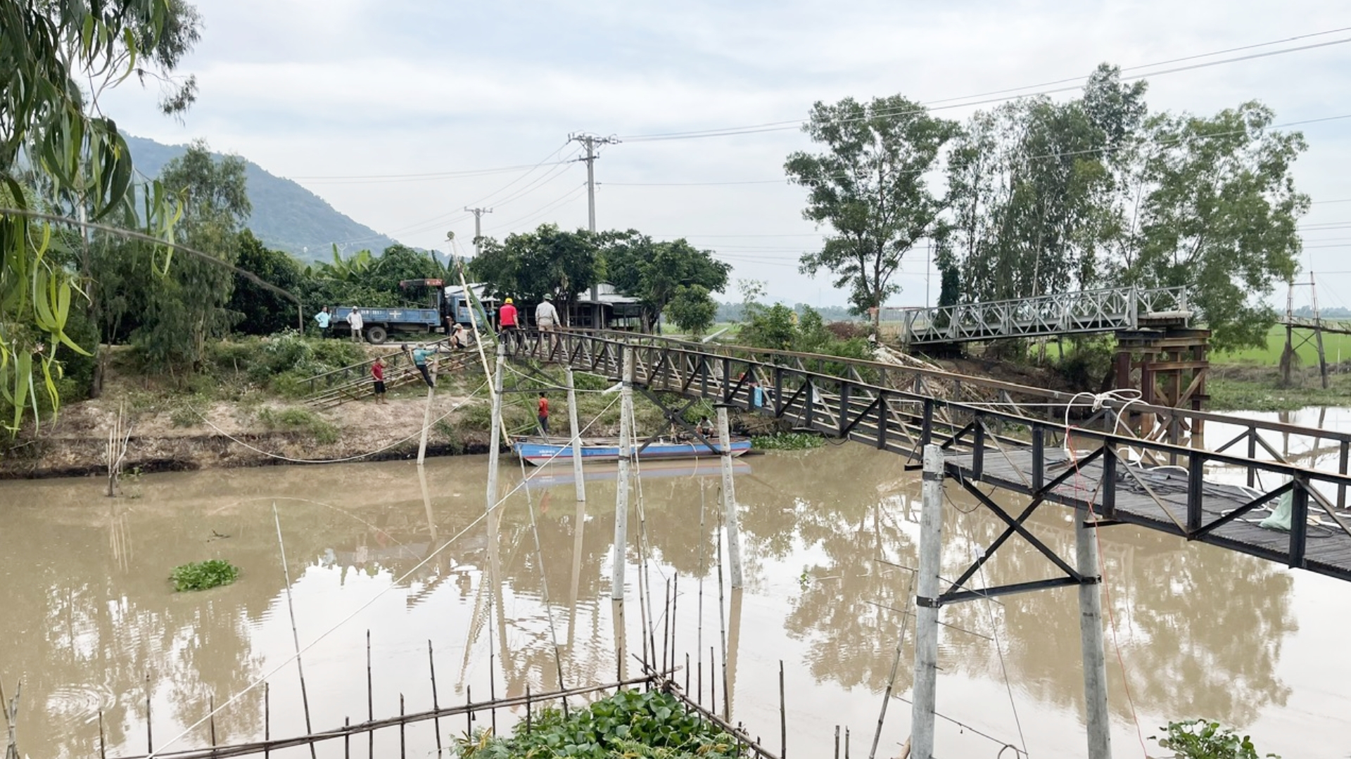 Vụ sập cầu T6 ở An Giang: Đ&atilde; th&ocirc;ng xe cầu tạm - Ảnh 2.