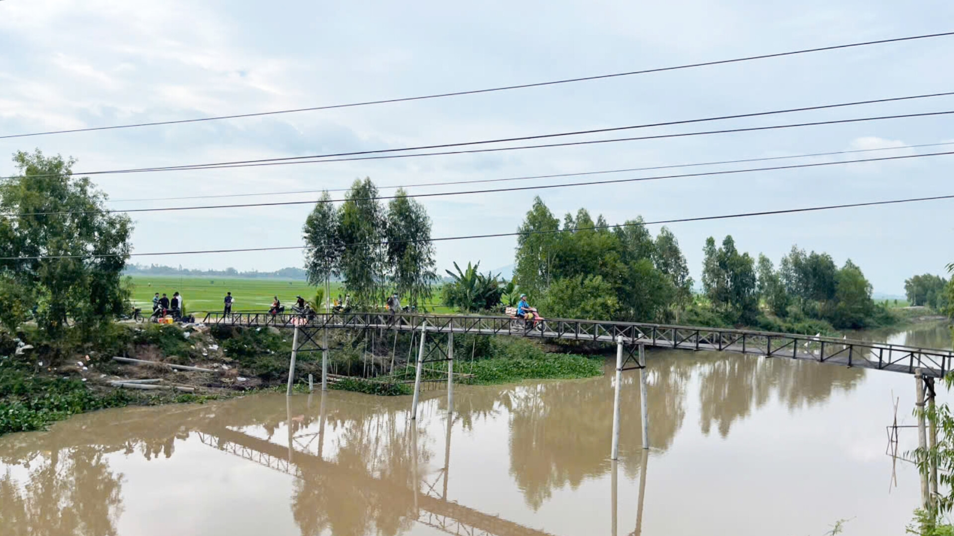 Vụ sập cầu T6 ở An Giang: Đ&atilde; th&ocirc;ng xe cầu tạm - Ảnh 1.