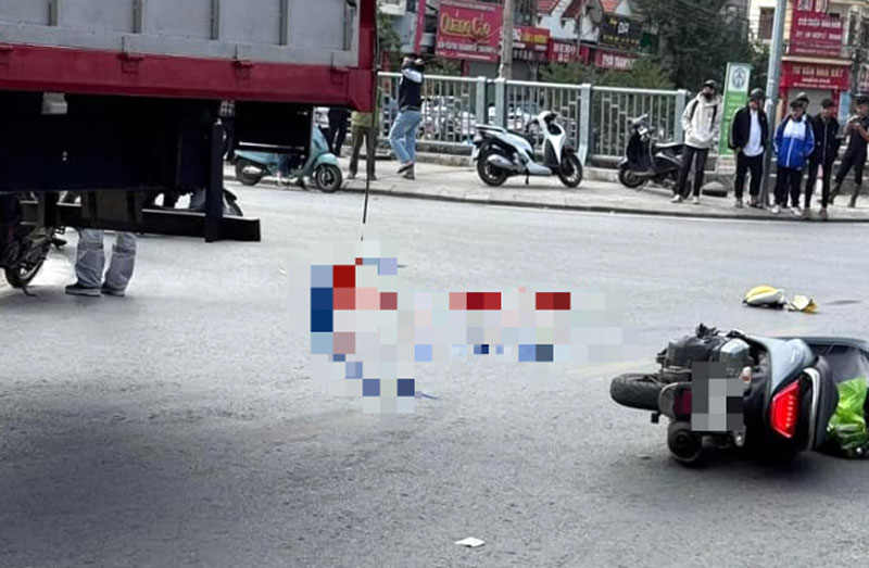 Hiện trường xảy ra vụ tai nạn khiến c&ocirc; g&aacute;i trẻ tử vong tại chỗ.