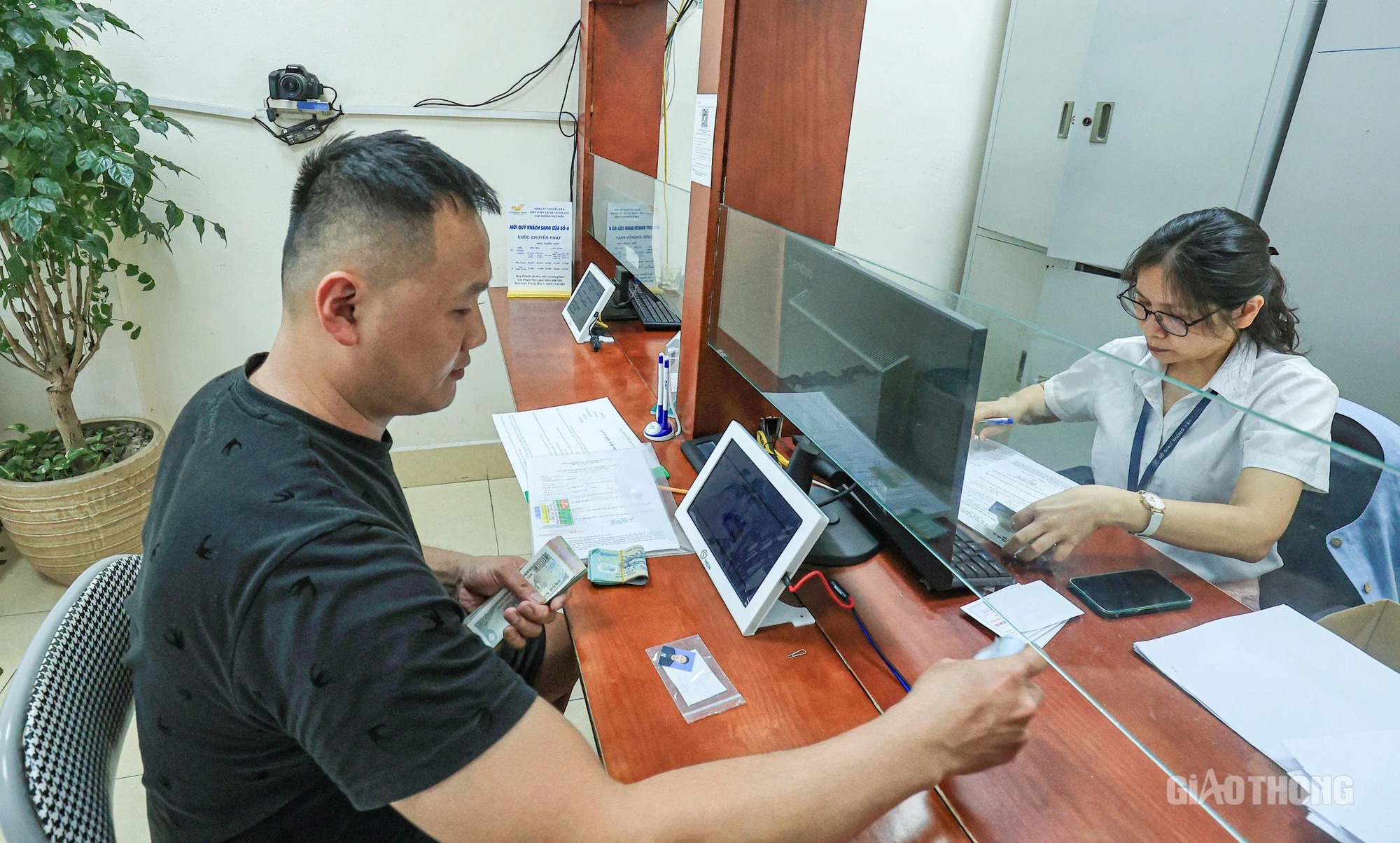 Chưa đi đổi GPLX mới, t&agrave;i xế d&ugrave;ng bằng l&aacute;i xe tr&ecirc;n VNeID được kh&ocirc;ng?- Ảnh 1.