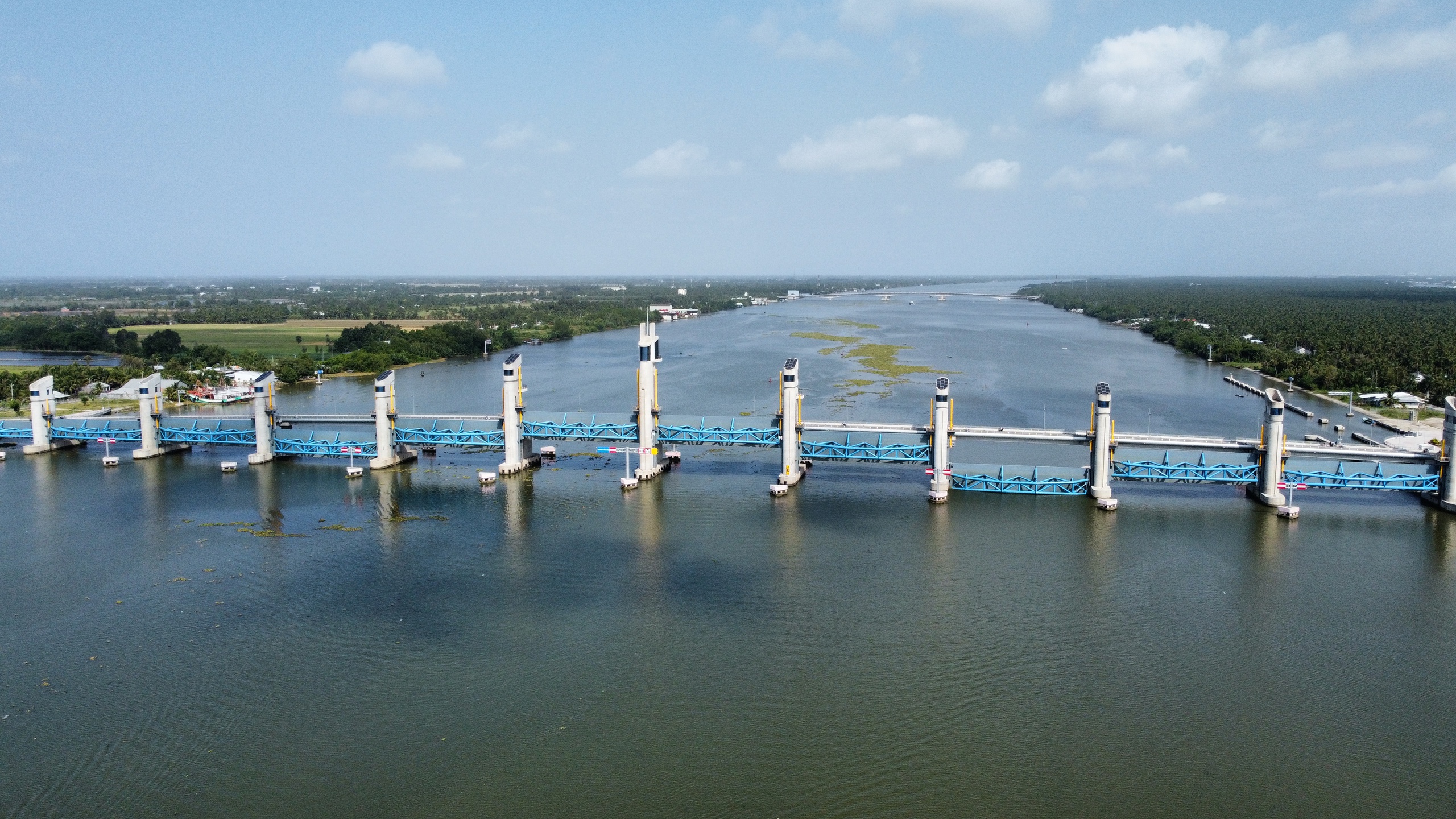 Cống thủy lợi miền T&acirc;y vừa điều tiết nước vừa h&igrave;nh th&agrave;nh mạng lưới giao th&ocirc;ng- Ảnh 1.