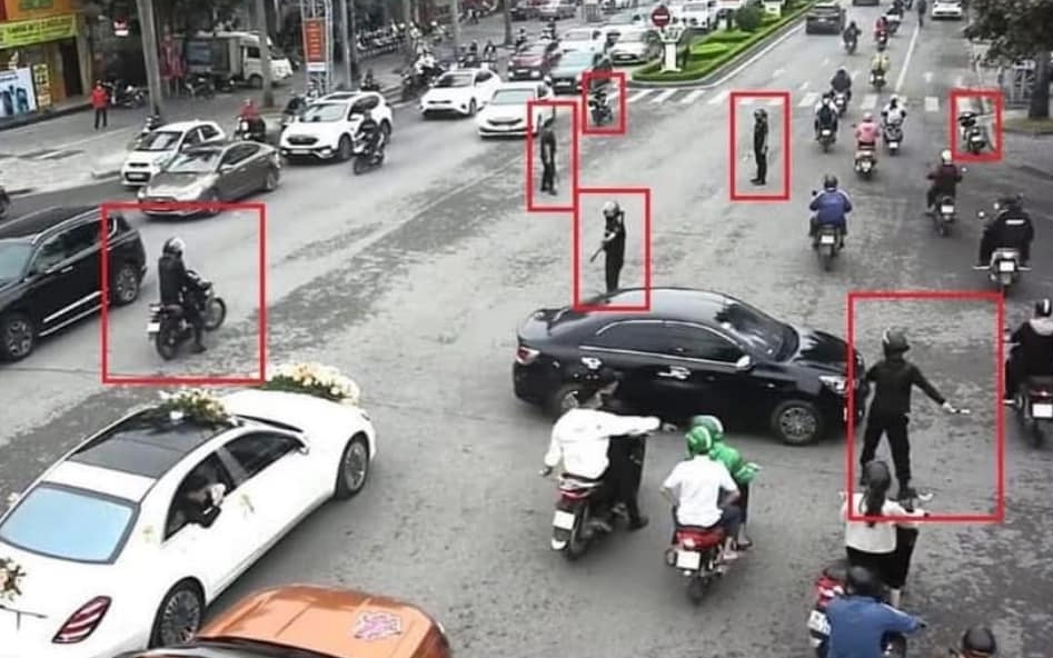 Triệu tập nh&oacute;m vệ sĩ dẹp đường cho đ&aacute;m cưới đi