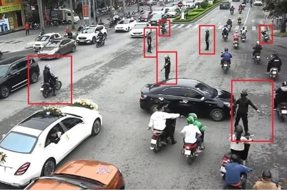 Tạm giữ hình sự 4 vệ sĩ ở Thanh Hóa dẹp đường cho đám cưới- Ảnh 2. Tạm giữ hình sự 4 vệ sĩ ở Thanh Hóa dẹp đường cho đám cưới- Ảnh 2.