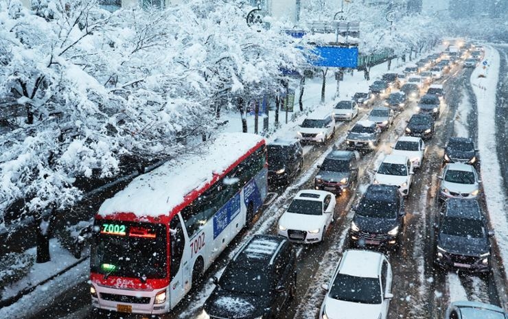 Mưa tuyết hiếm c&oacute; trong th&aacute;ng 11, giao th&ocirc;ng H&agrave;n Quốc t&ecirc; liệt- Ảnh 2.