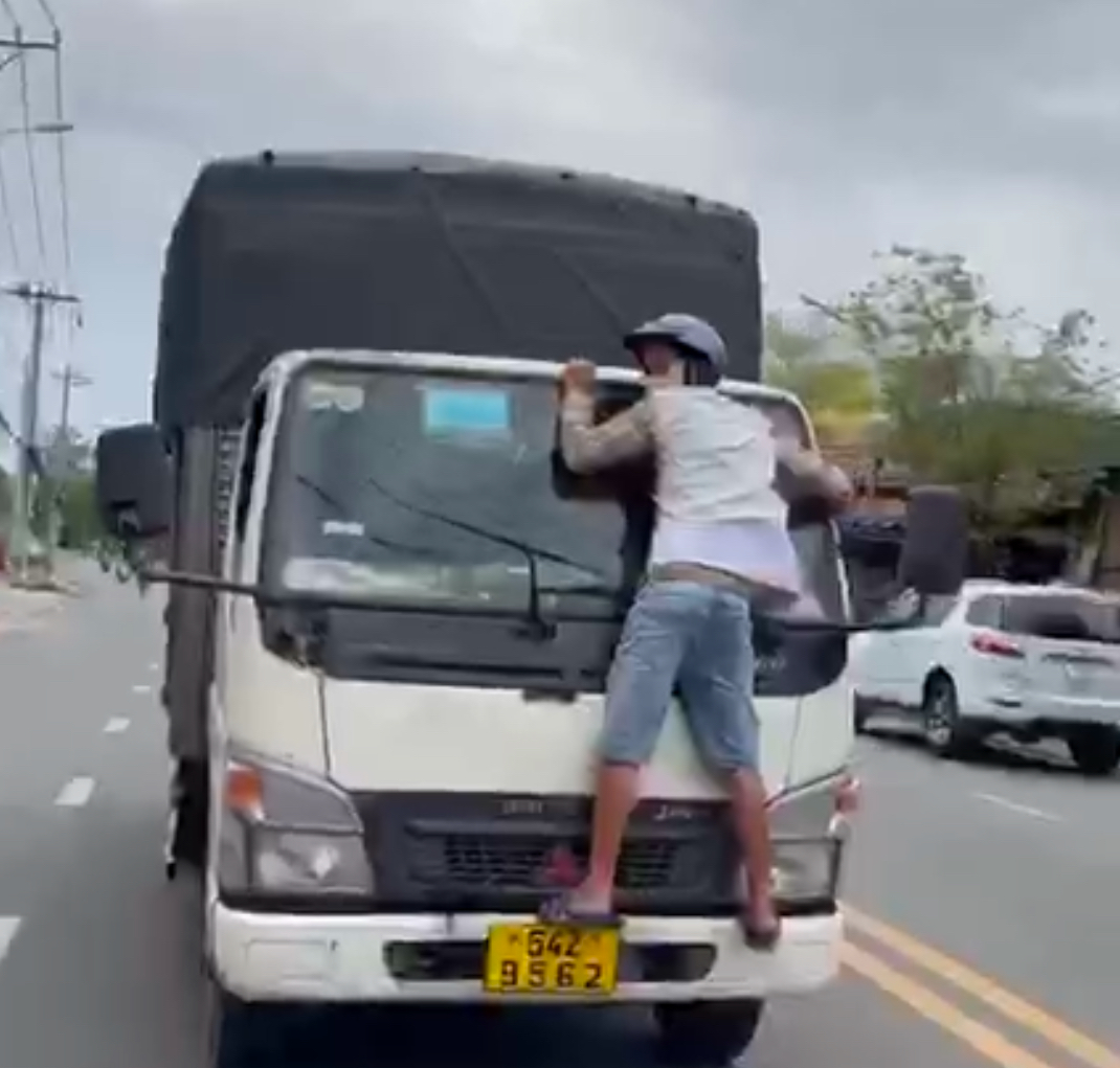 X&aacute;c minh vụ xe tải chạy vun v&uacute;t mặc kệ người đ&agrave;n &ocirc;ng đu b&aacute;m ở đầu xe- Ảnh 1.