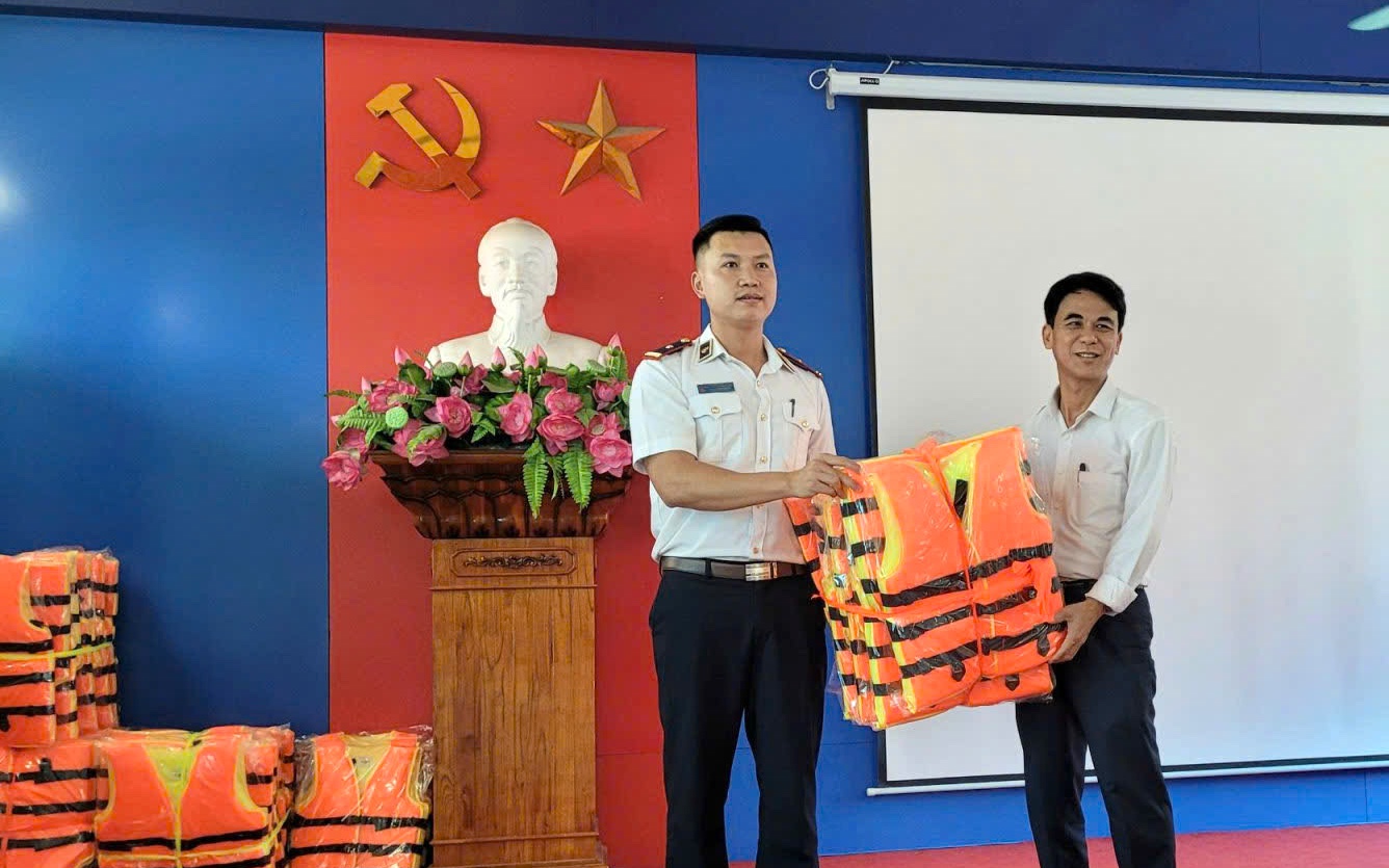 Vận tải thủy hiệu quả nhờ tăng cường quản lý, đảm bảo an toàn- Ảnh 3. Tăng cường tuyên truyền an toàn đường thủy trực quan, hiệu quả