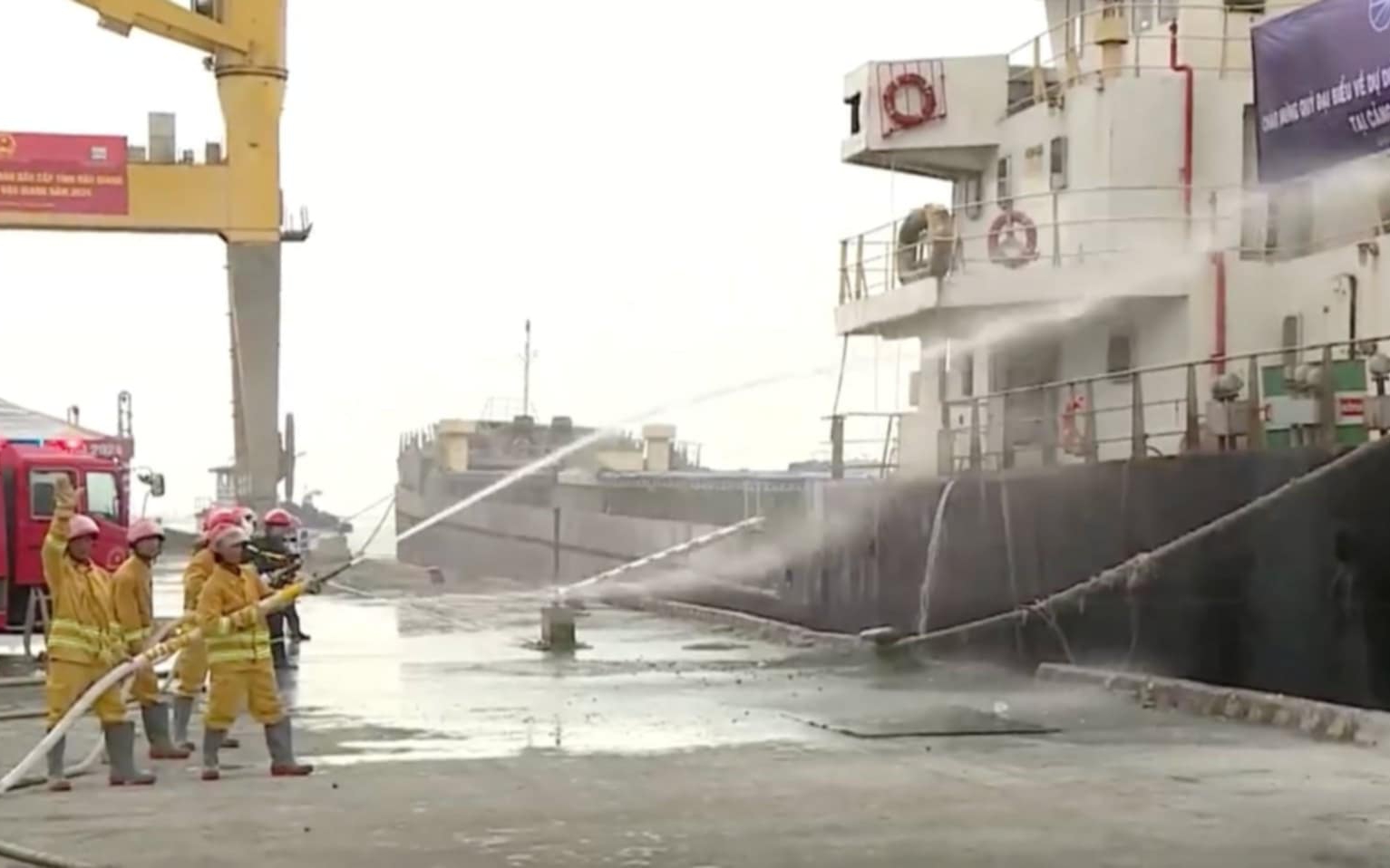 N&acirc;ng cao kỹ năng ứng ph&oacute; sự cố tr&agrave;n dầu tại Hậu Giang