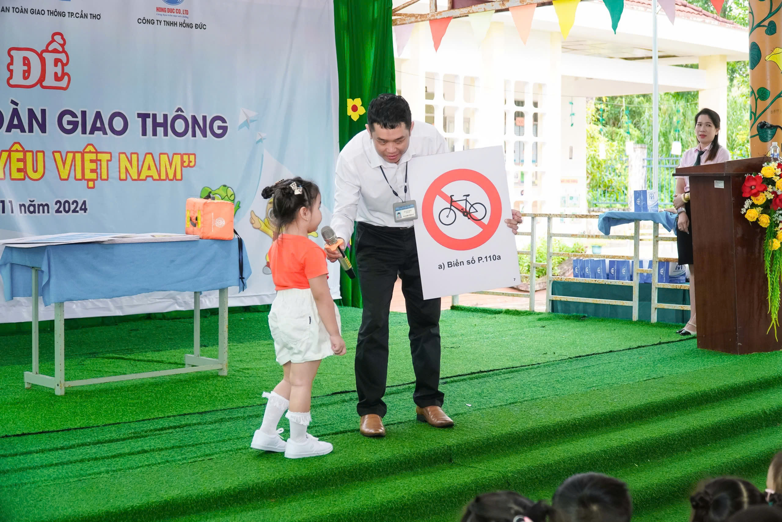 Trẻ mầm non Cần Thơ h&agrave;o hứng học mặc &aacute;o phao, đội mũ bảo hiểm đ&uacute;ng chuẩn- Ảnh 1.