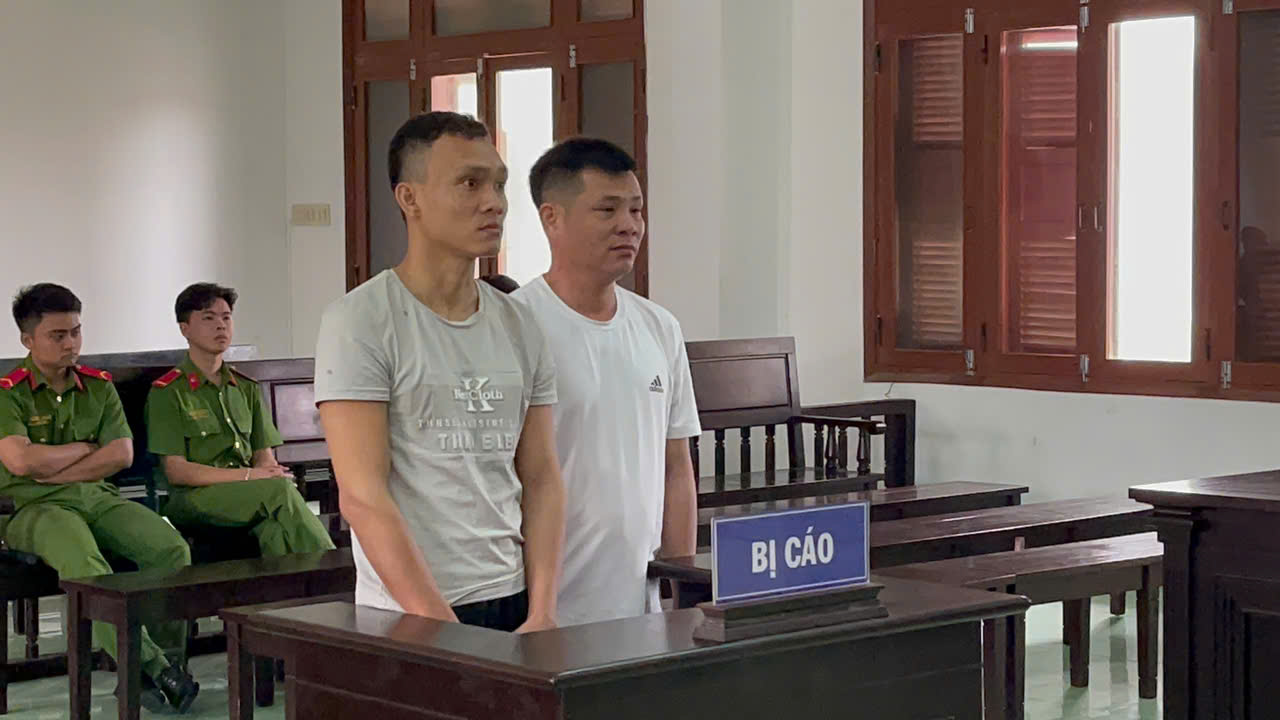Đẩy gỗ xuống đường khiến c&ocirc;ng an bị thương, 3 l&acirc;m tặc lĩnh &aacute;n t&ugrave;- Ảnh 1.