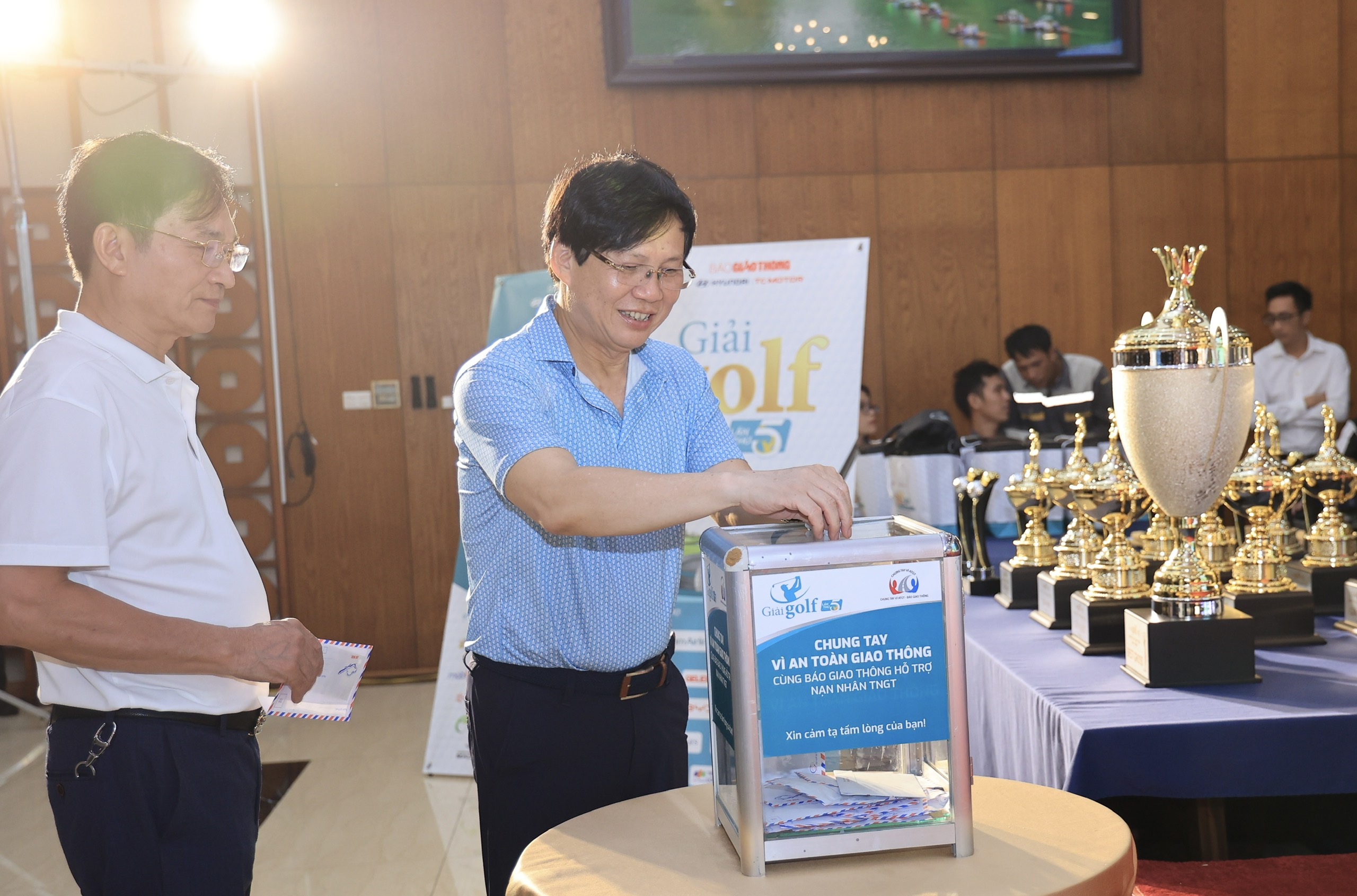 Đấu gi&aacute; bức tranh của họa sĩ Hong Kong tại Giải Golf Chung tay v&igrave; ATGT 2024 - Ảnh 5.