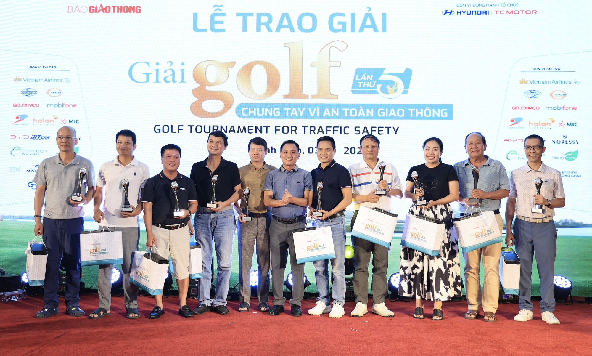Đấu gi&aacute; bức tranh của họa sĩ Hong Kong tại Giải Golf Chung tay v&igrave; ATGT 2024 - Ảnh 4.