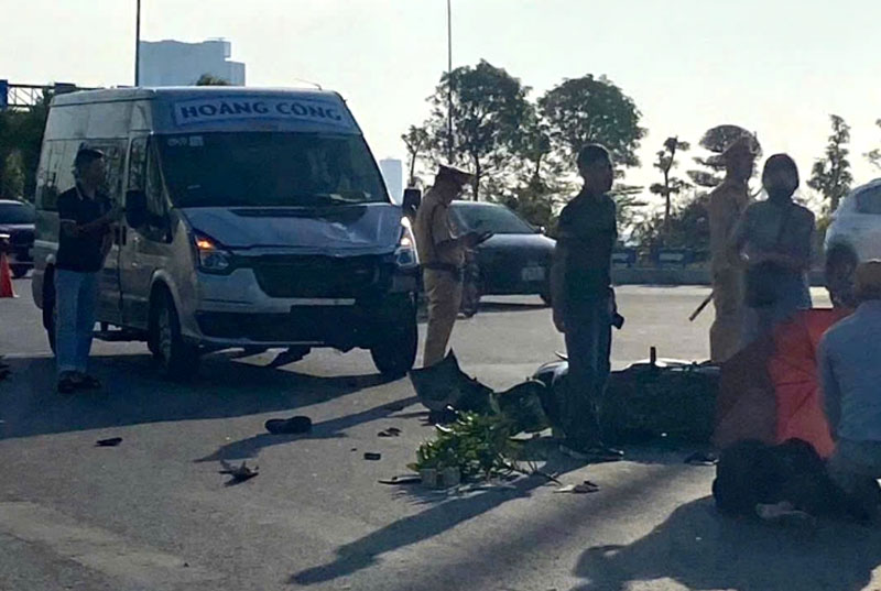 Hiện trường vụ tai nạn giữa xe chở kh&aacute;ch loại 16 chỗ với xe m&aacute;y.