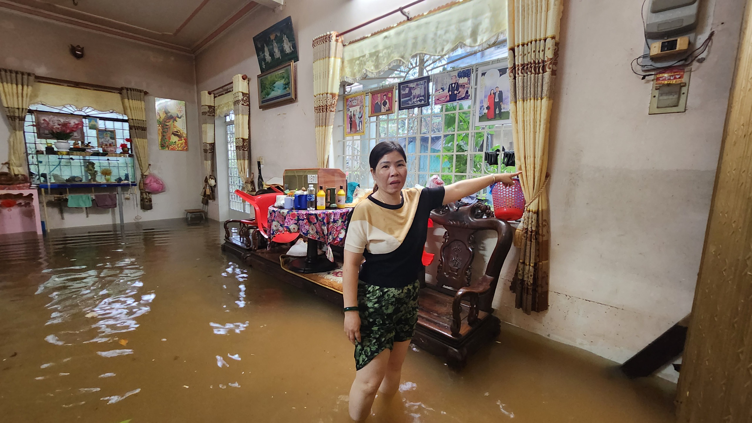 Mưa lớn k&egrave;m d&ocirc;ng lốc, nhiều tuyến đường L&acirc;m Đồng ngập nặng, c&acirc;y cối ng&atilde; đổ- Ảnh 4.