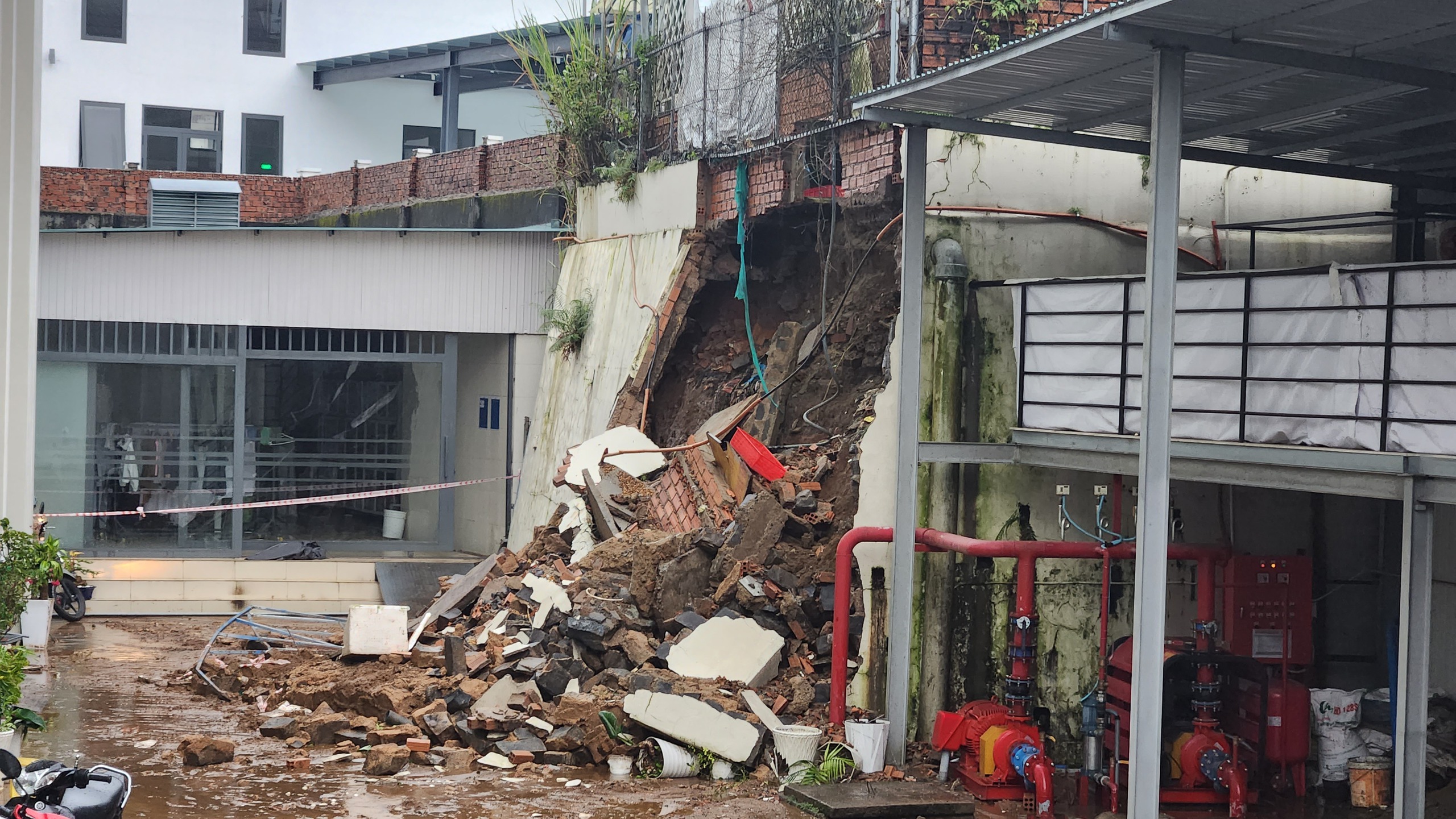 Mưa lớn k&egrave;m d&ocirc;ng lốc, nhiều tuyến đường L&acirc;m Đồng ngập nặng, c&acirc;y cối ng&atilde; đổ- Ảnh 2.