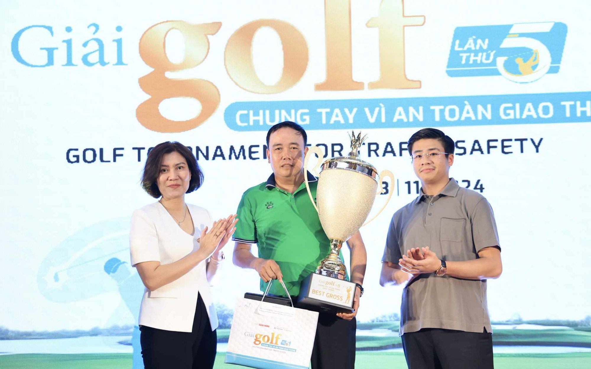 Đấu gi&aacute; bức tranh của họa sĩ Hong Kong tại Giải Golf Chung tay v&igrave; ATGT 2024