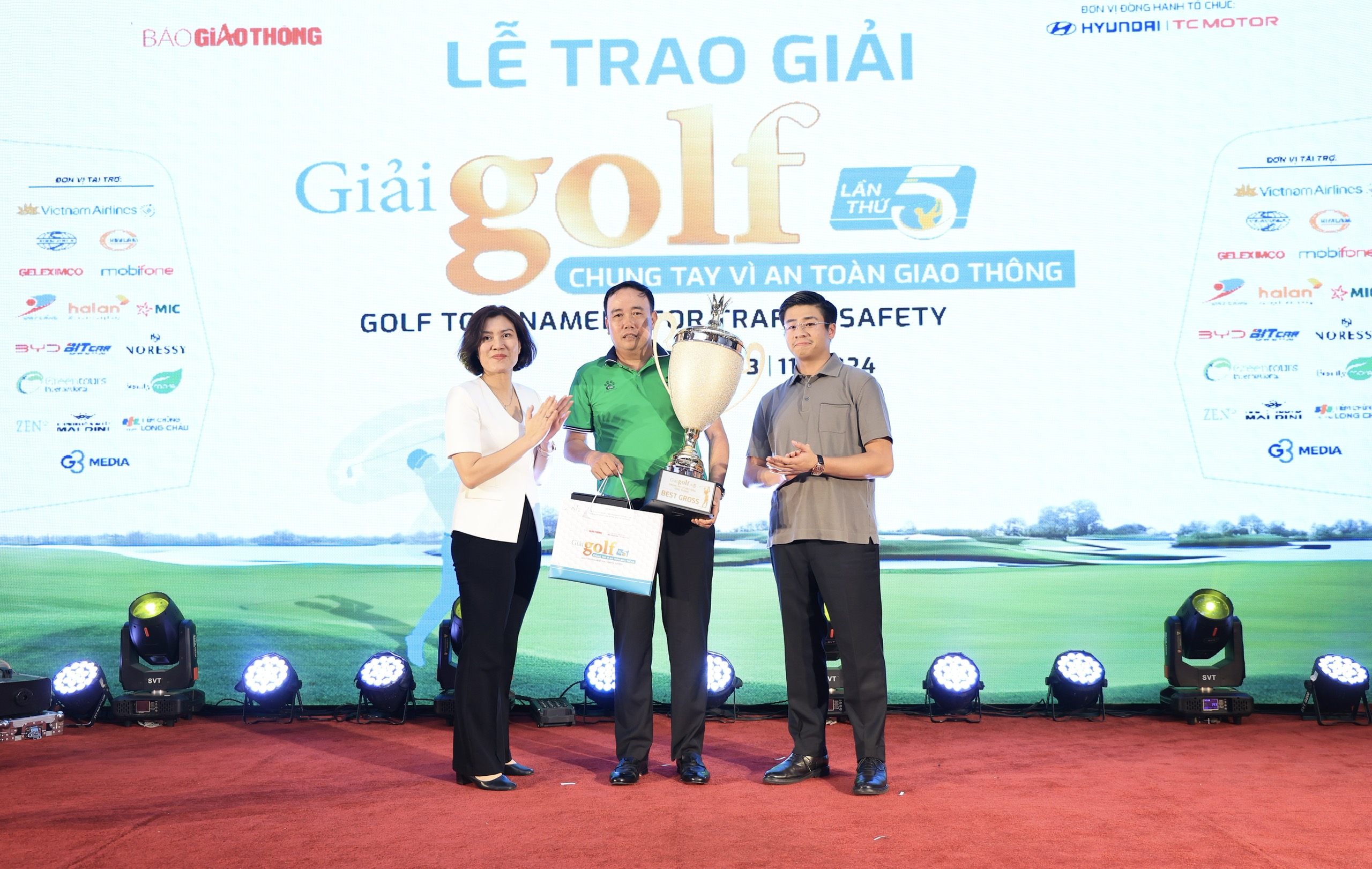 Đấu gi&aacute; bức tranh của họa sĩ Hong Kong tại Giải Golf Chung tay v&igrave; ATGT 2024 - Ảnh 1.