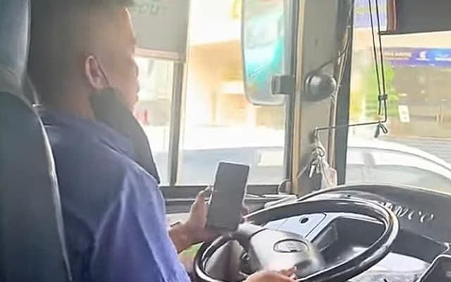 Va chạm với xe buýt, người đàn ông tử vong thương tâm- Ảnh 2. TP.HCM: Yêu cầu đình chỉ tài xế sử dụng điện thoại khi lái xe buýt