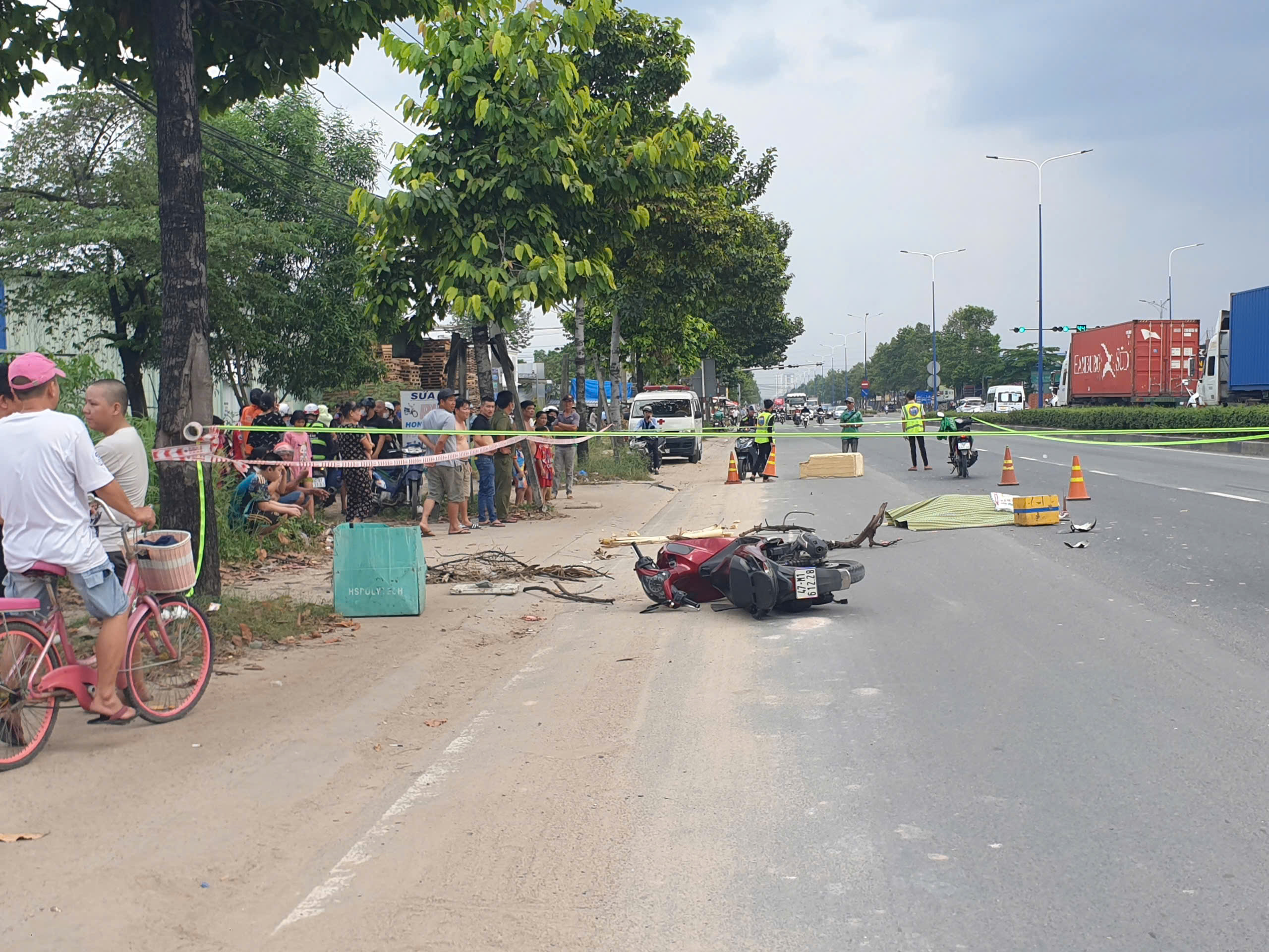 Xe máy trượt cát trên đường, văng vào gầm xe container, người đàn ông tử vong- Ảnh 1. Xe máy trượt cát trên đường, văng vào gầm xe container, người đàn ông tử vong- Ảnh 1.
