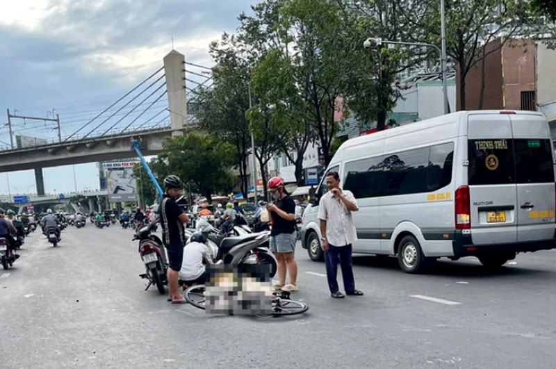Người đ&agrave;n &ocirc;ng tử vong tr&ecirc;n đường Điện Bi&ecirc;n Phủ - Ảnh: A. Vũ.