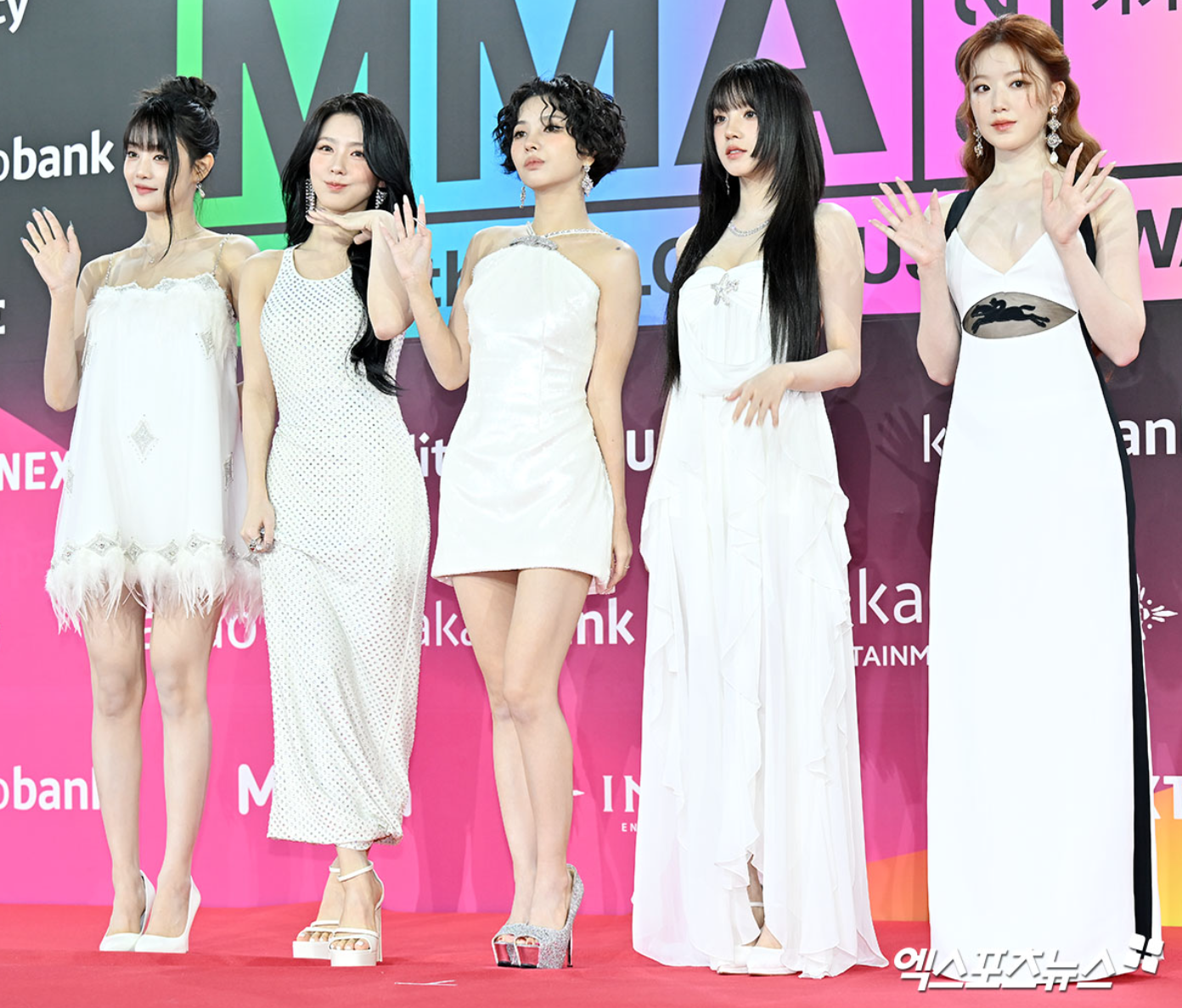 MMA 2024: Nữ MC quỳ xuống trao tượng v&agrave;ng cho nh&oacute;m Aespa- Ảnh 2.