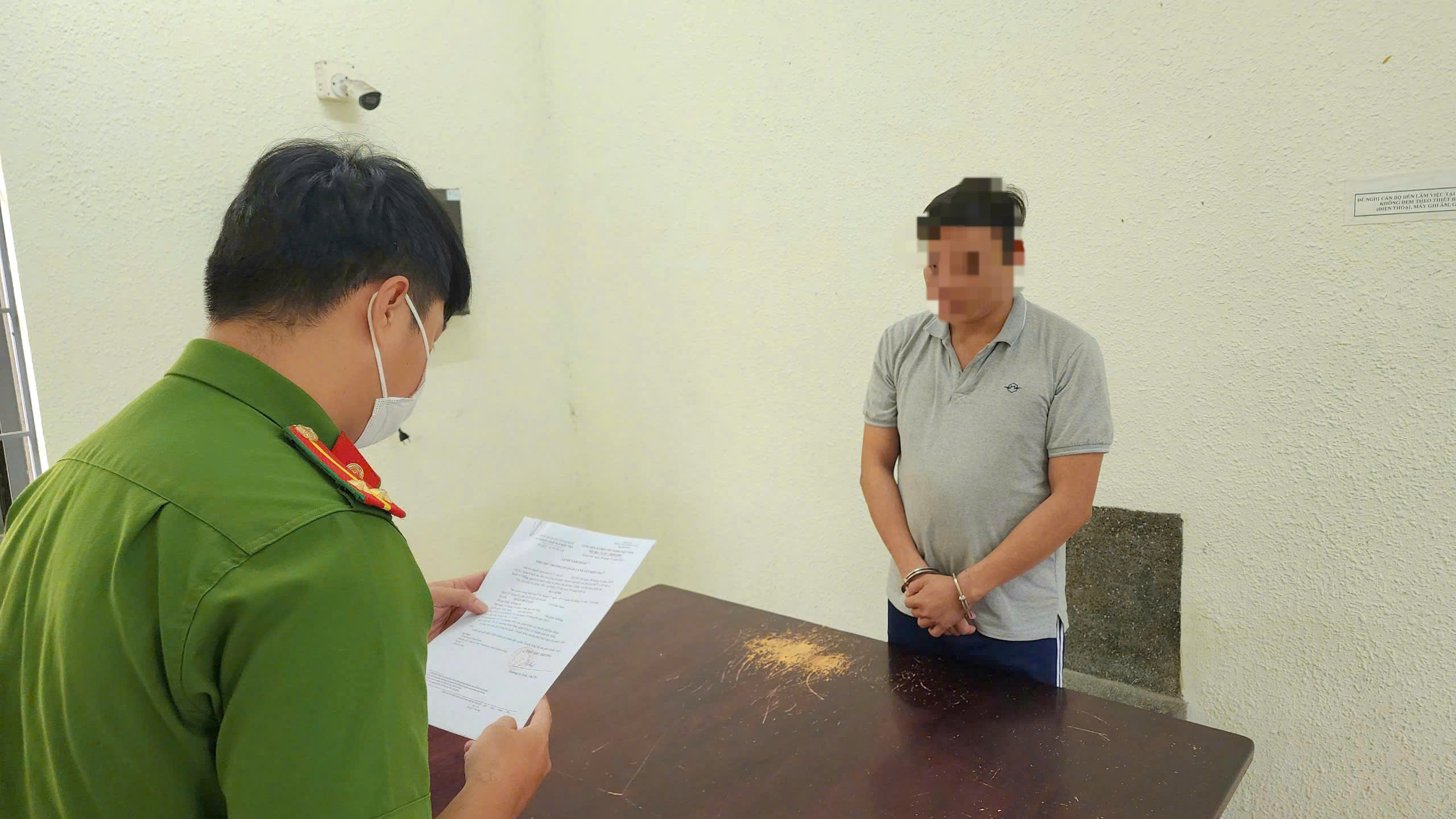 Đ&agrave; Nẵng: Bị lập bi&ecirc;n bản, ma men d&ugrave;ng dao tấn c&ocirc;ng CSGT- Ảnh 1.
