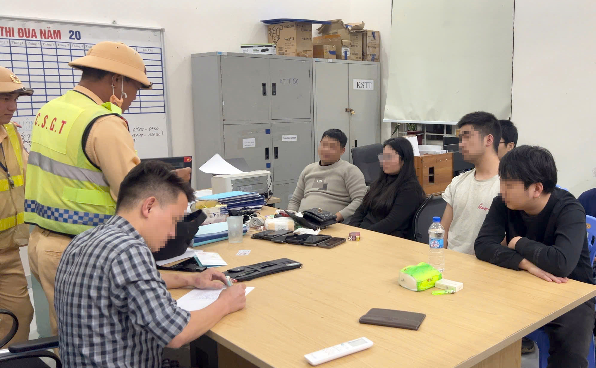 Chốt chặn chiếc xe thấy CSGT l&agrave; bỏ chạy để bắt nh&oacute;m người nhập cảnh tr&aacute;i ph&eacute;p- Ảnh 1.