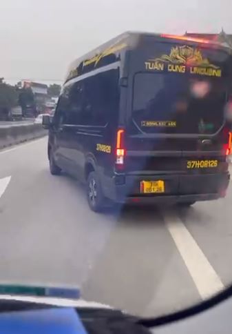 CSGT mời hai t&agrave;i xế trong video xe kh&aacute;ch ch&egrave;n &eacute;p nhau tr&ecirc;n QL1 l&ecirc;n l&agrave;m việc- Ảnh 1.